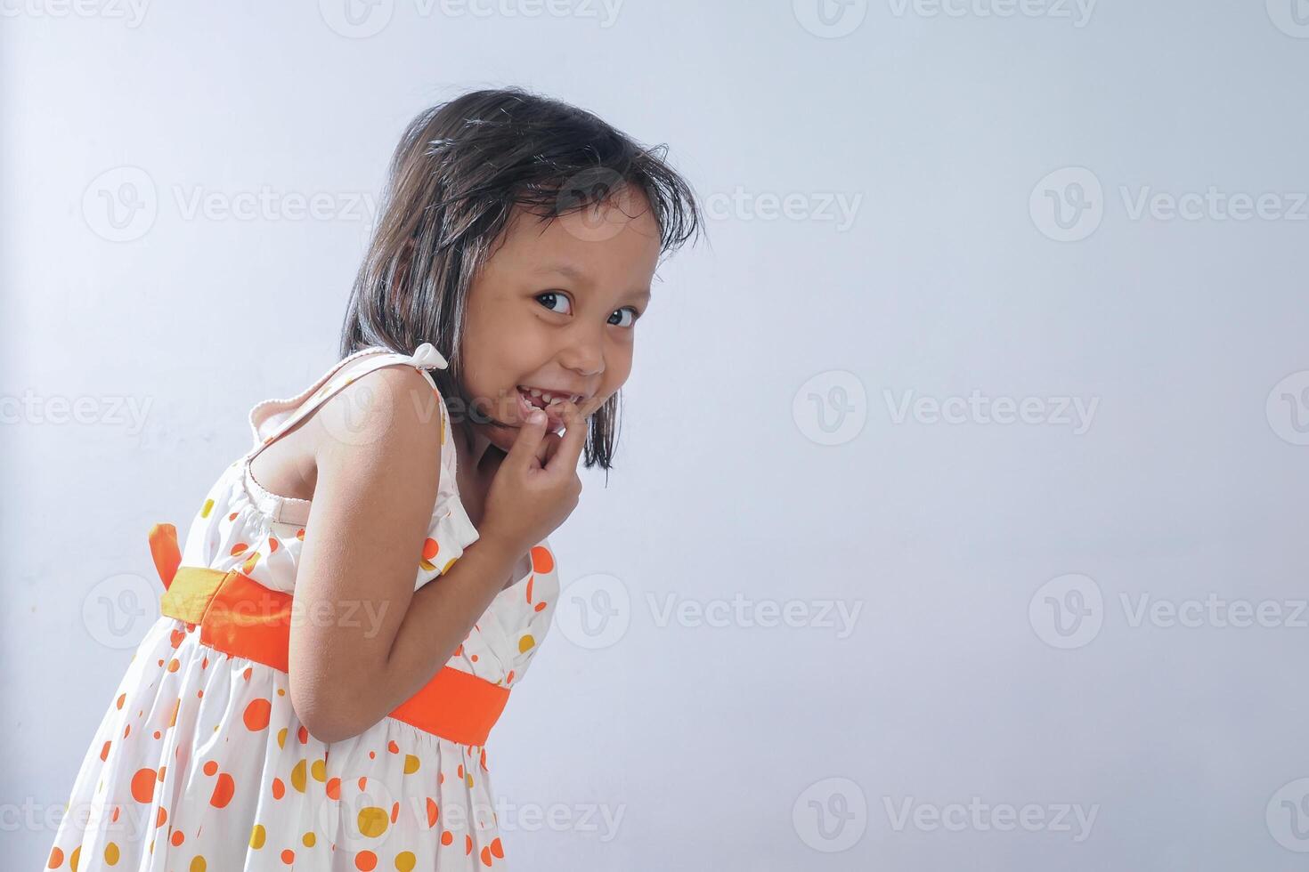 ein indonesisch wenig Mädchen tragen Kleid foto