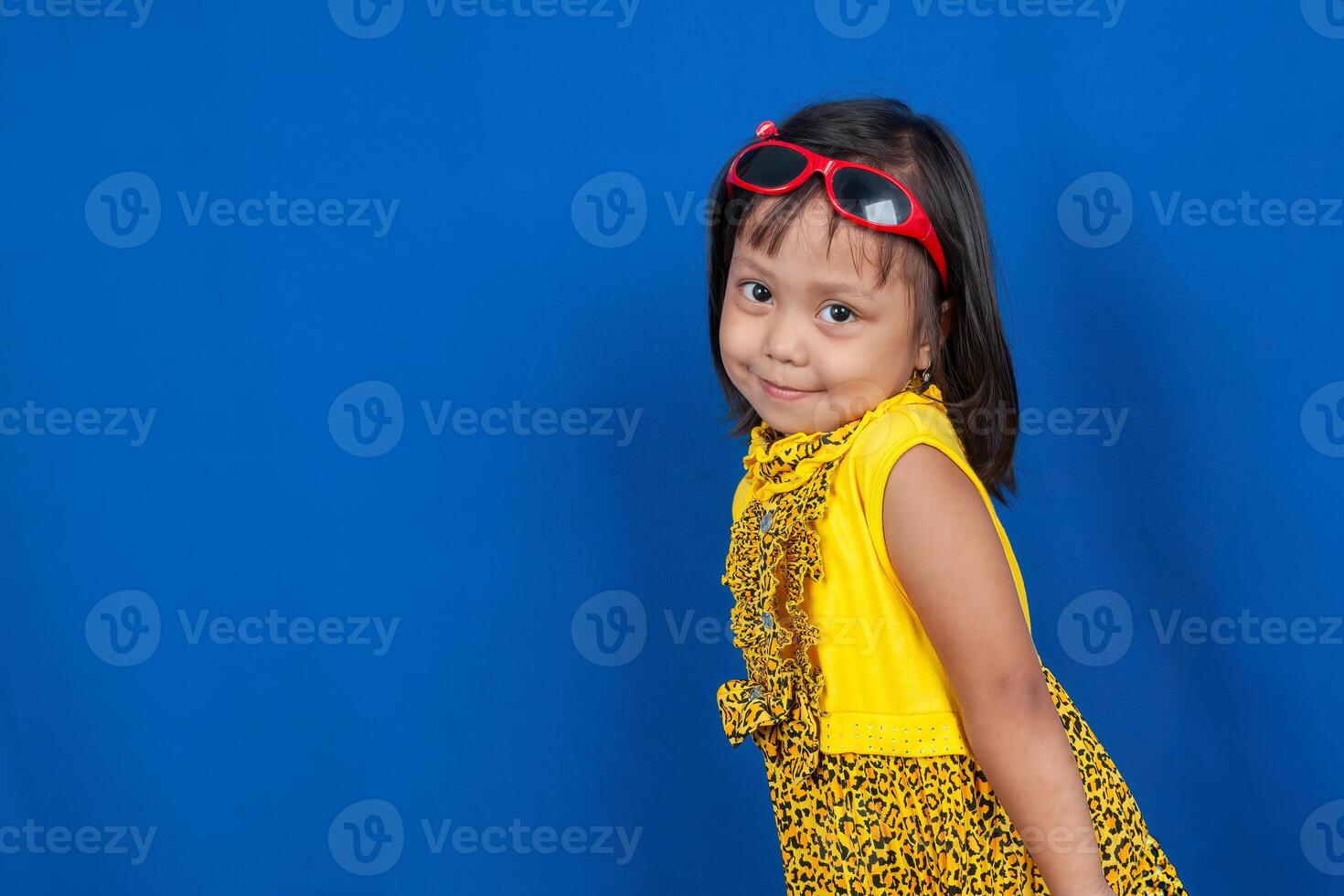 ein indonesisch wenig Mädchen tragen Brille foto