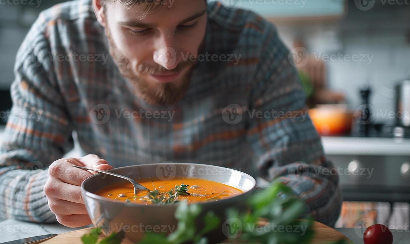 Suppe Verkostung, Mann im Zuhause Küche foto