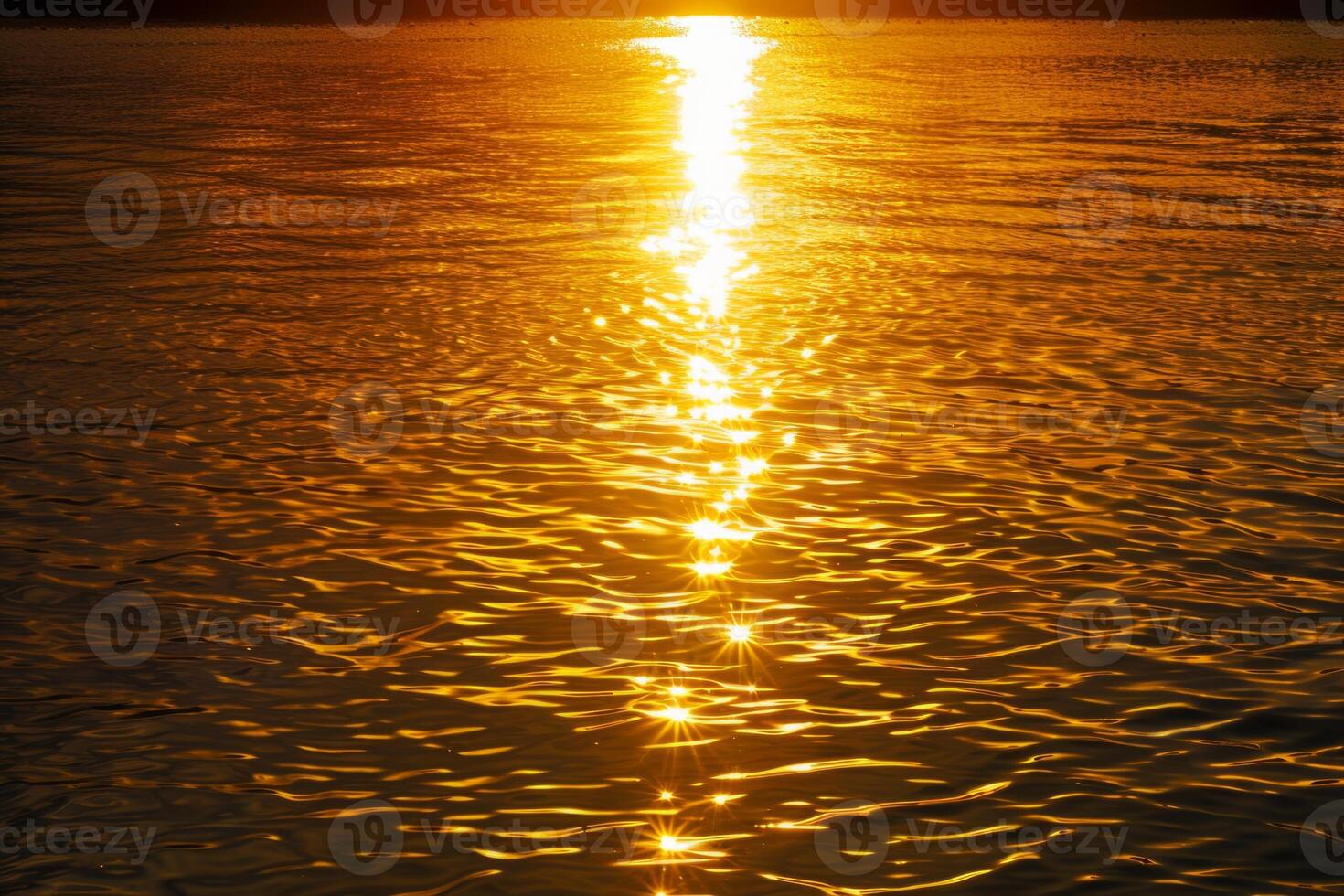 Sonnenuntergang Sonnenlicht Pfad auf Ruhe Ozean Wasser foto