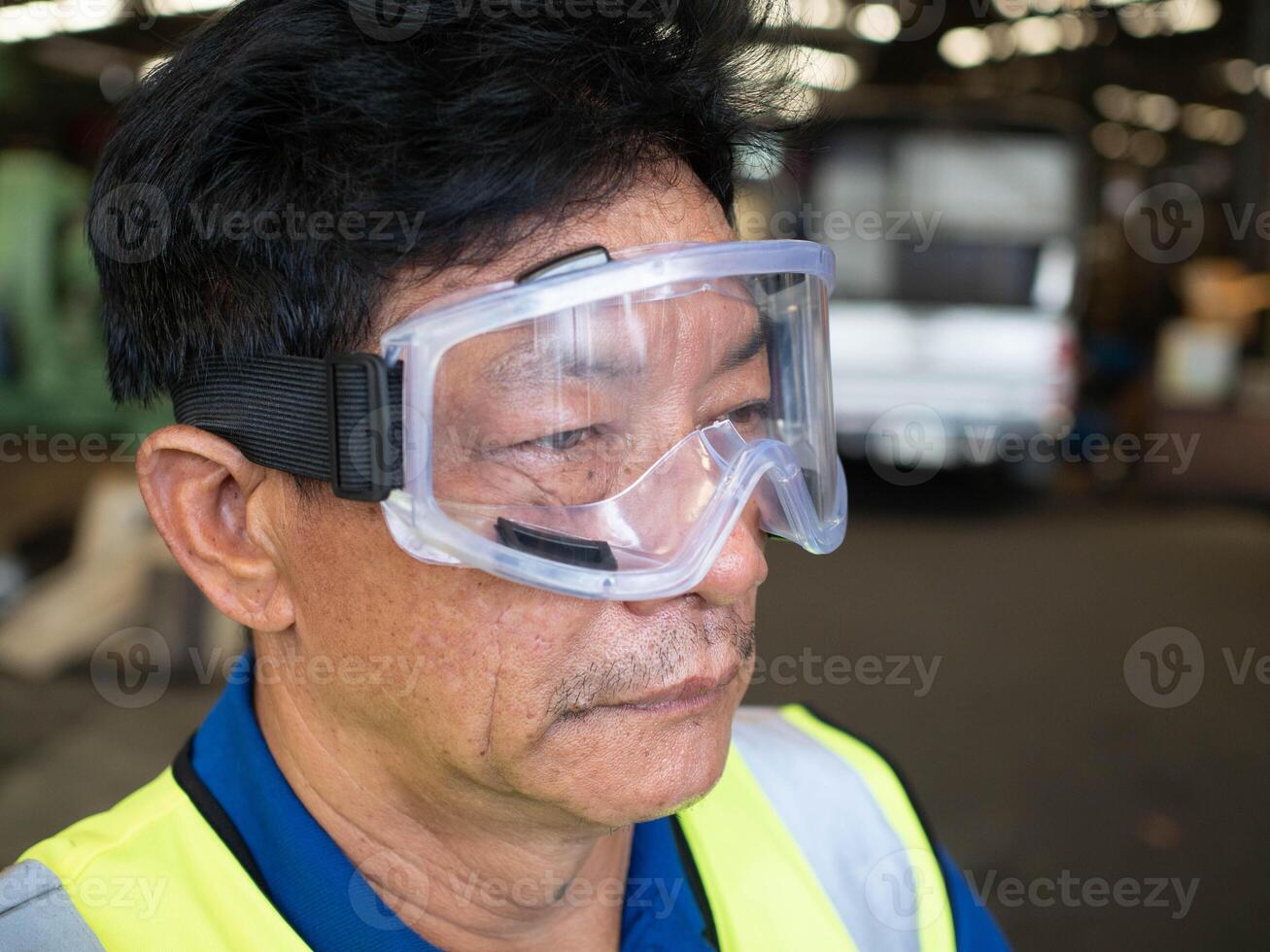 männlich Mann Person Menschen Mensch Maske Sicherheit Virus Geschäft Helm Porträt Schutz Gesicht ansteckend Krankheit Industrie Lebensstil Krankheit Krankheit medizinisch Gesundheit Pflege Uniform Arbeit Job Quarantäne foto