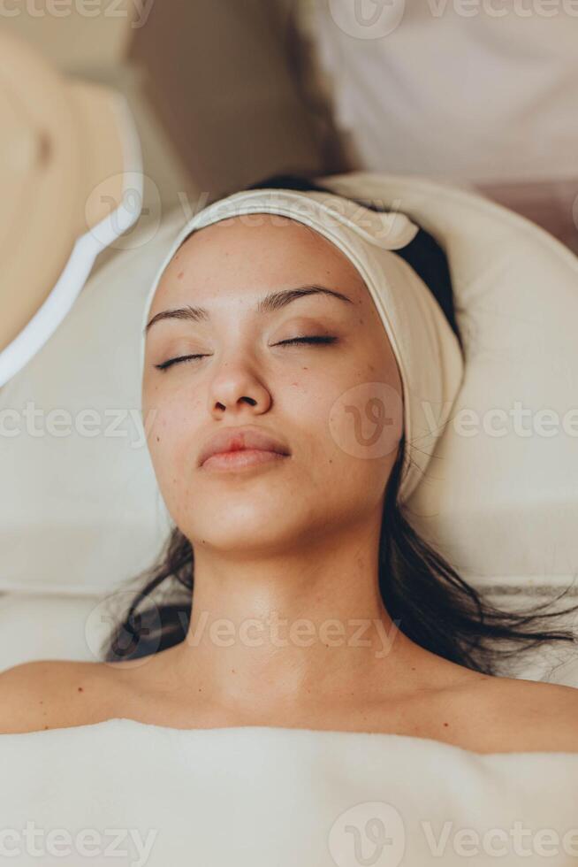 ein Mädchen beim ein Kosmetikerin tut kosmetisch Verfahren. Haut Reinigung foto