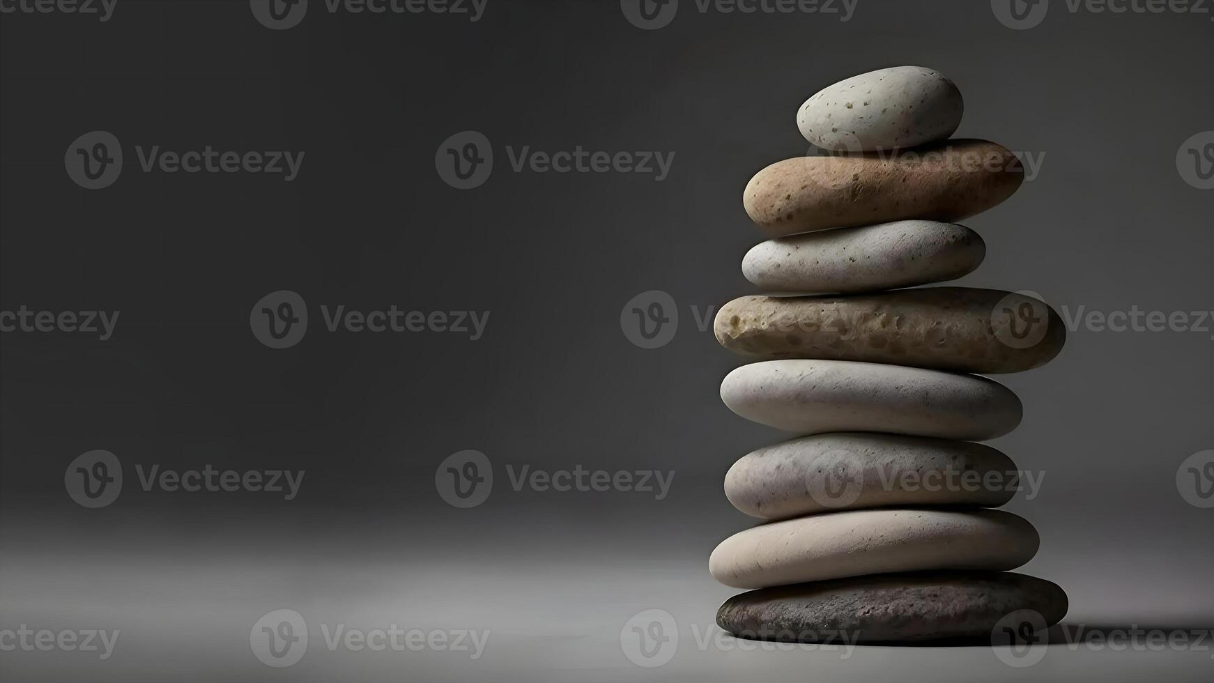 Stapel von Kieselstein Steine auf ein dunkel grau Hintergrund, Balance und Harmonie Bild Konzept foto