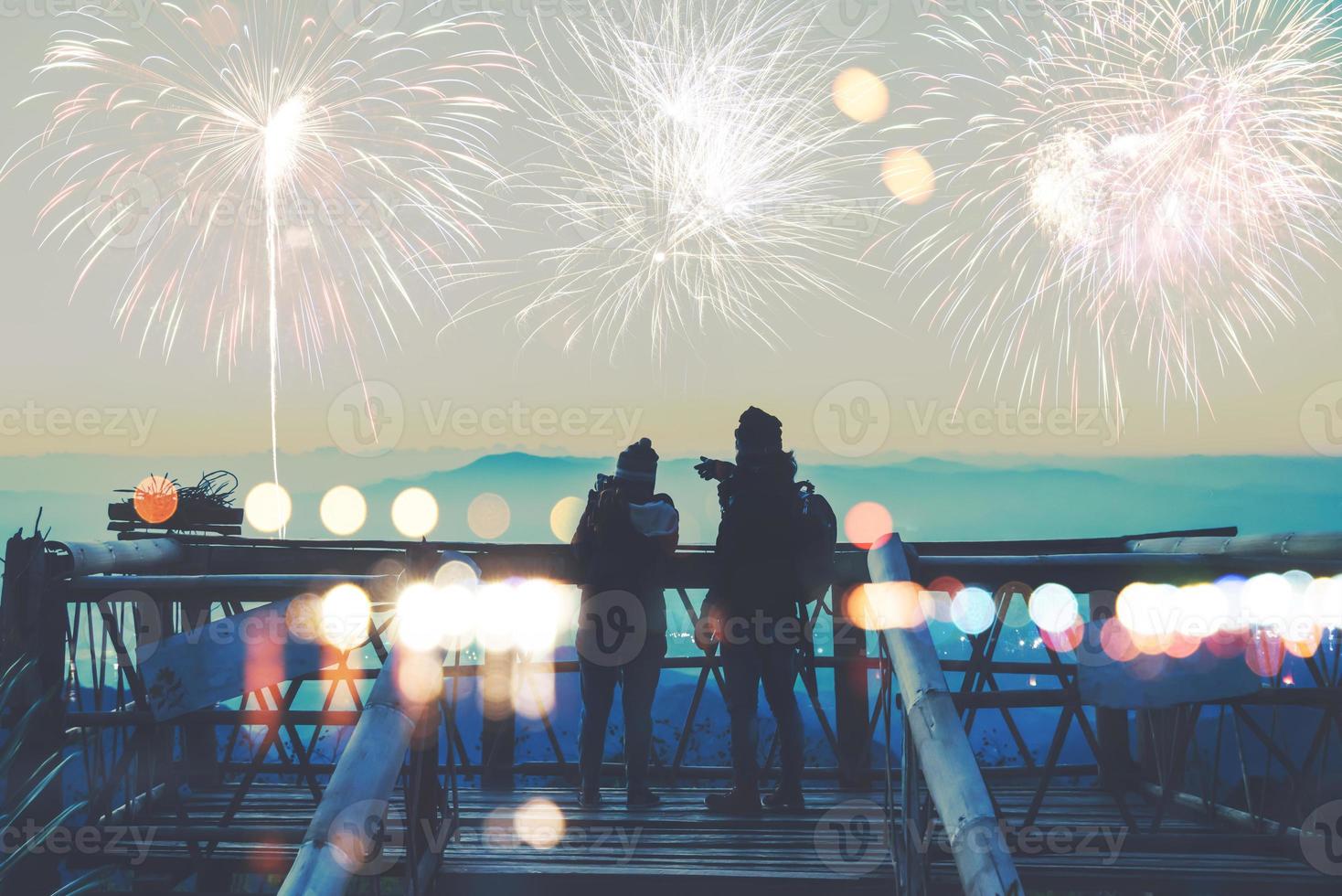 Liebhaber Frauen und Männer Asiaten. stehen und beobachten das Feuerwerk. glücklich am tag der feier des neuen jahres auf dem berg in thailand. foto