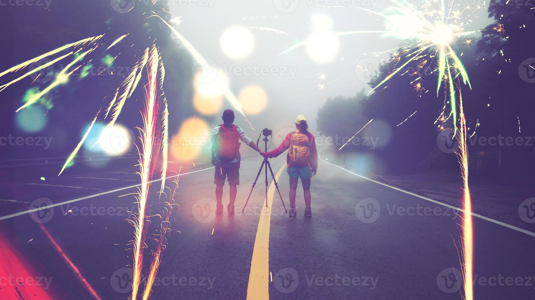 reisen naturliebhaber asiatische frauen und asiatischer mann machen ein foto schießen das feuerwerk im neujahrsberg. Thailand