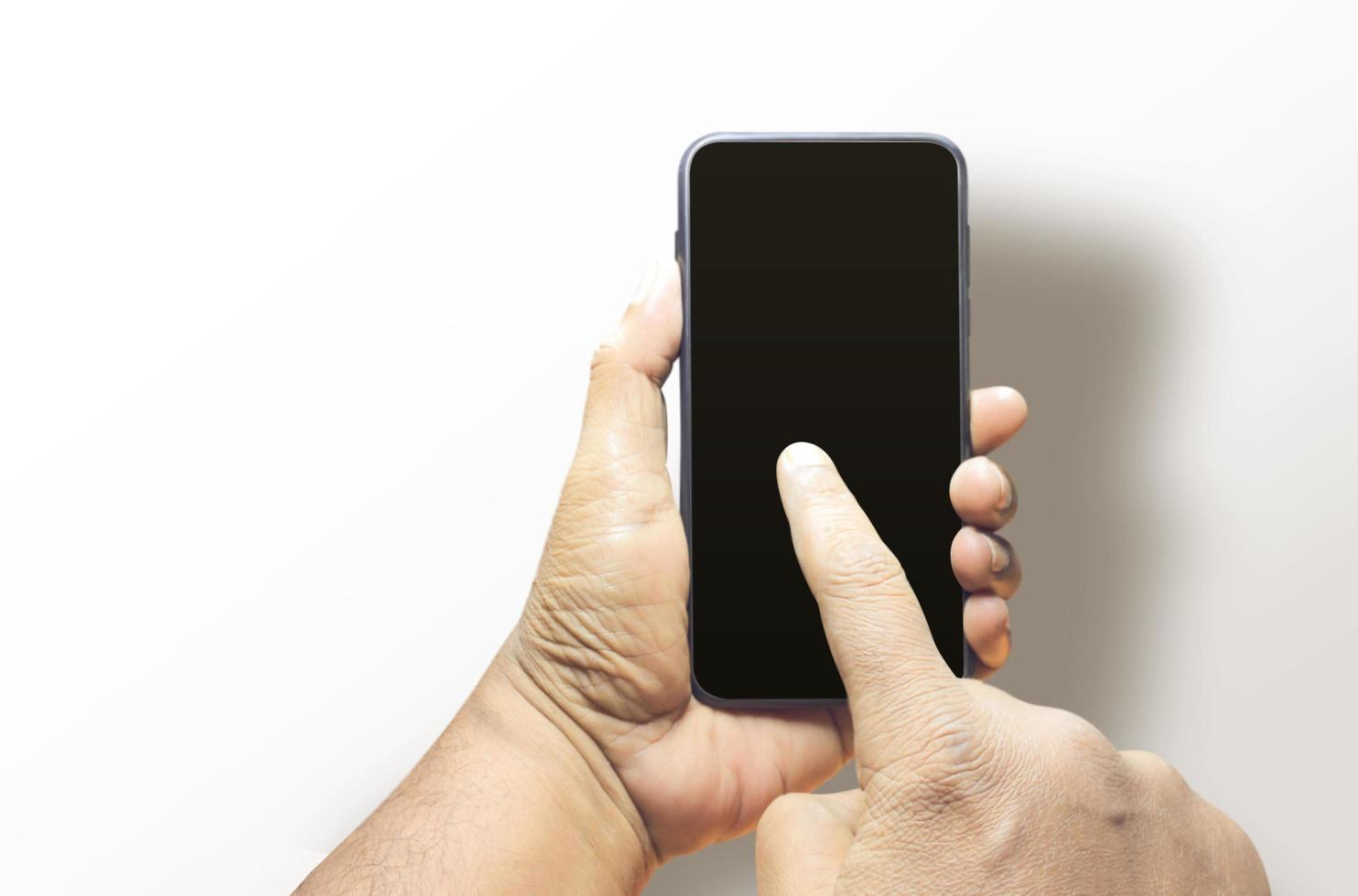 Mannhand mit leerem isoliertem Smartphone-Hintergrund foto