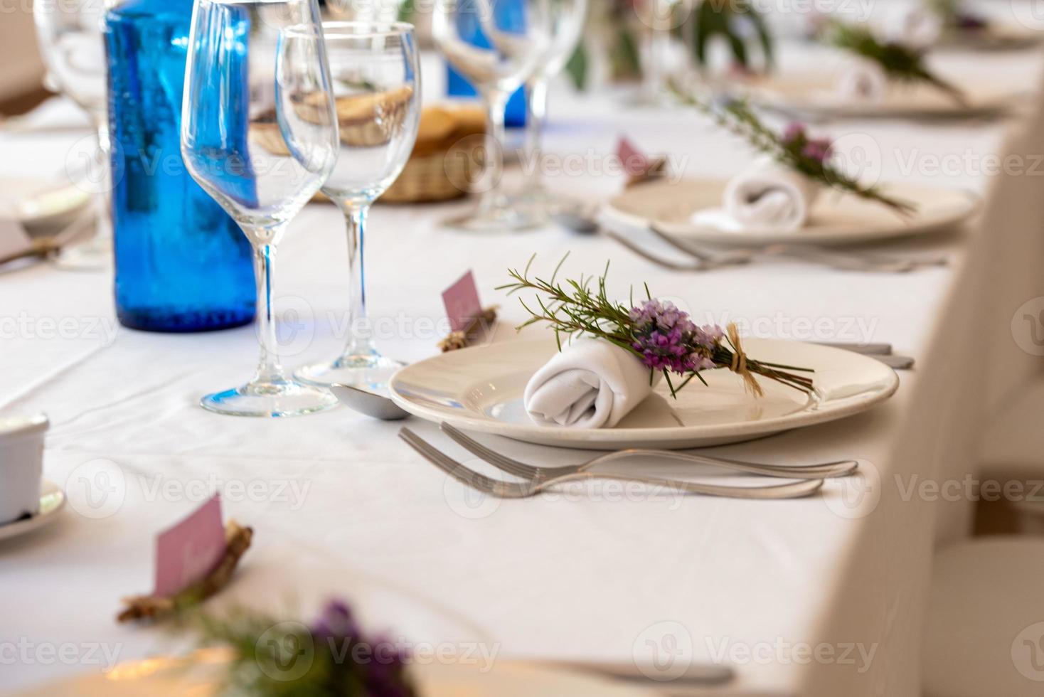 Tisch serviert bei der Hochzeit mit natürlichem Licht foto