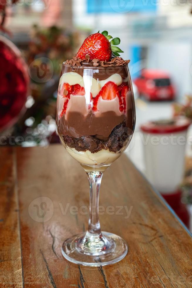 Erdbeercreme und Schokolade foto