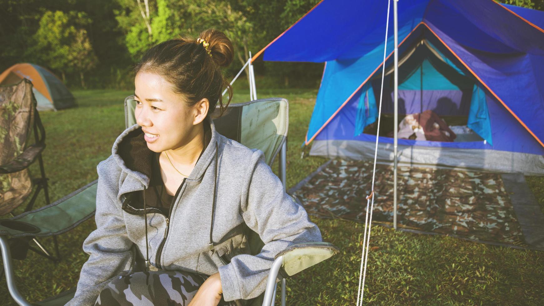 Reisen entspannen im Urlaub. Camping am Berg. junge frau touristen camping entspannen sich auf dem berg im dschungel. Natur reisen. Camping Zelt foto