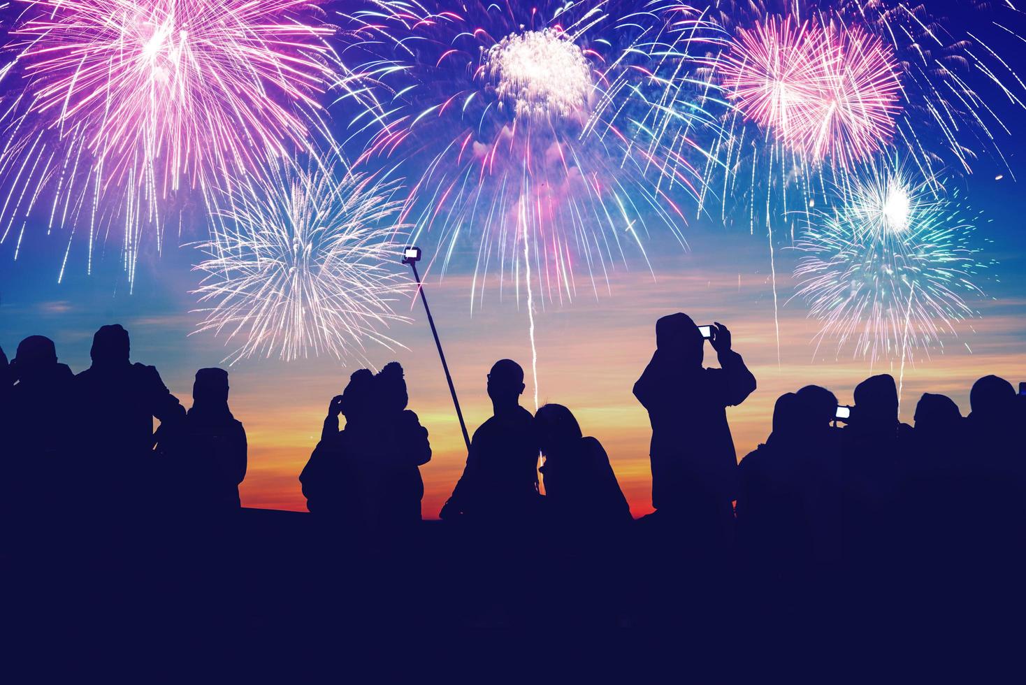 Hintergrund festliches neues Jahr mit Feuerwerk. Silvester Feuerwerk. Leute feiern den Tag des neuen Jahres. foto