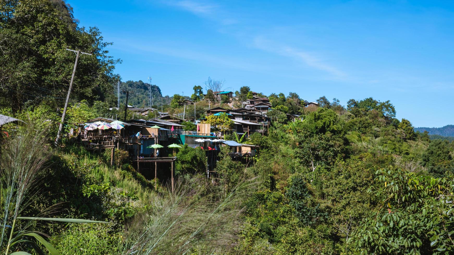 ländliches Dorf auf dem Berg im Tal. Haus auf dem Hügel, Touristenattraktionen in Mae Hong Son. in Thailand. foto