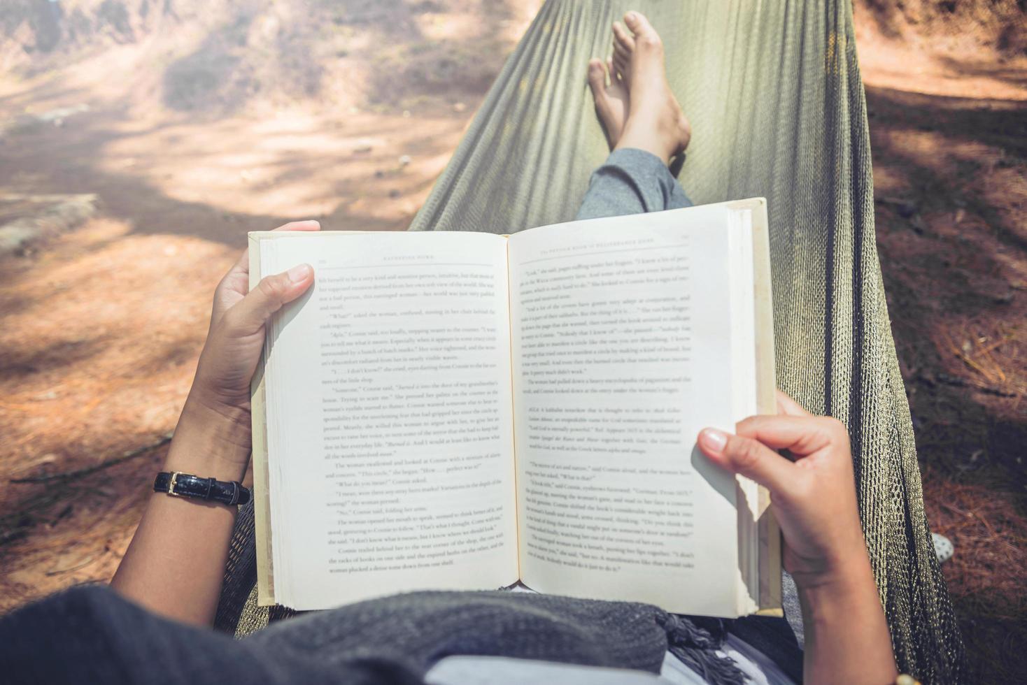 Frauen schlafen lesen. in der Hängematte. in der natürlichen Atmosphäre im Park foto