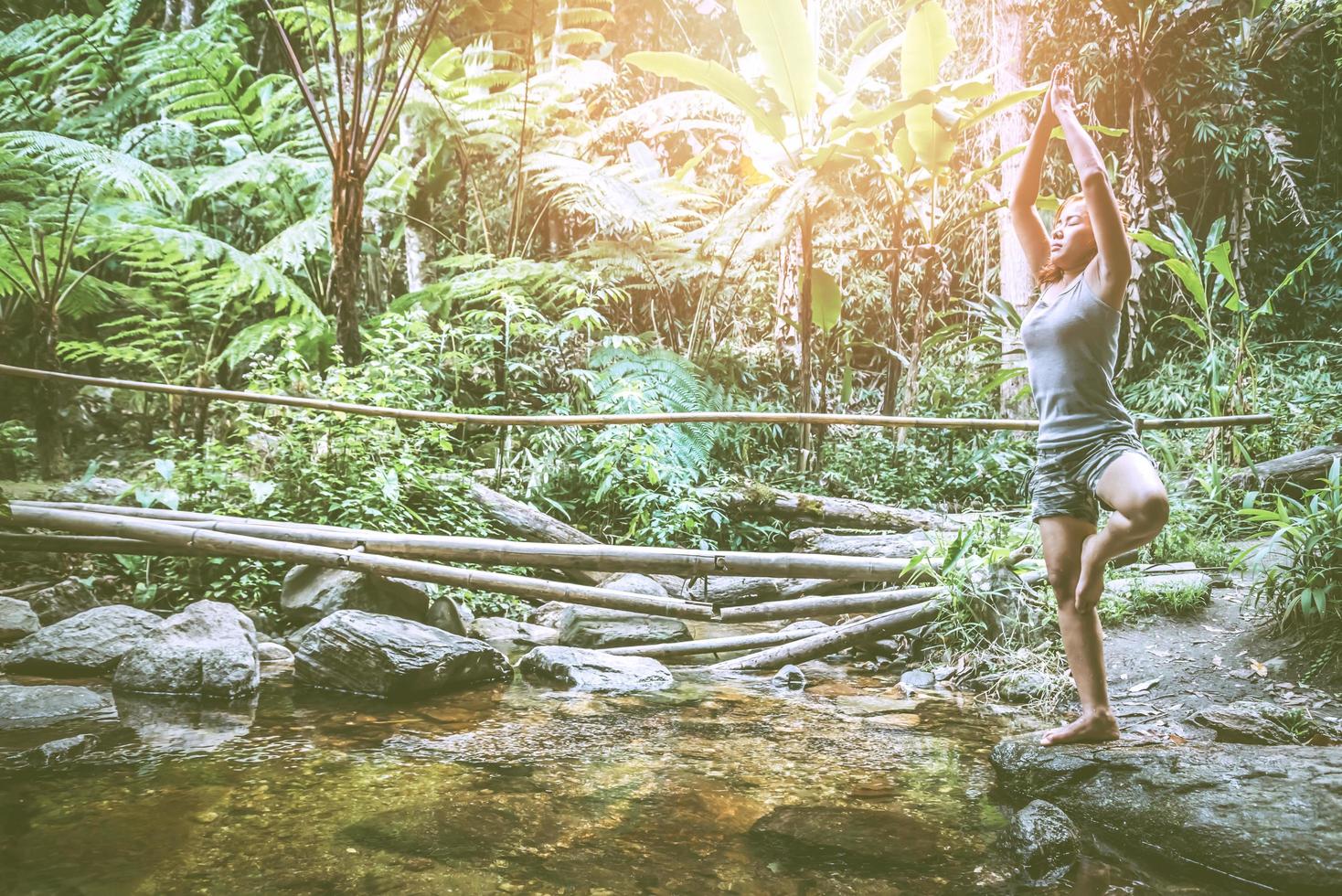 Frau Asien Reisende Reisen Natur Wälder Wasserfall. über Yoga meditieren foto