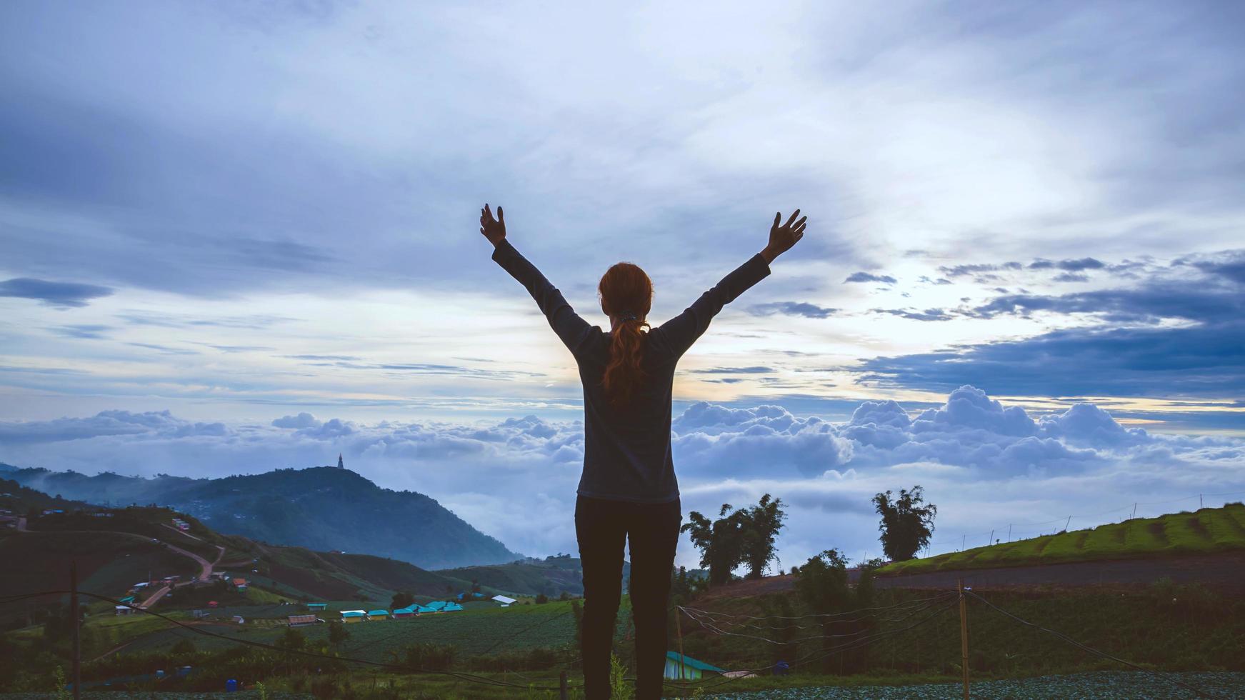 asiatische frauen reisen schlafen entspannen. morgendliche atmosphäre natur wälder, berge. phu thap buek thailand foto