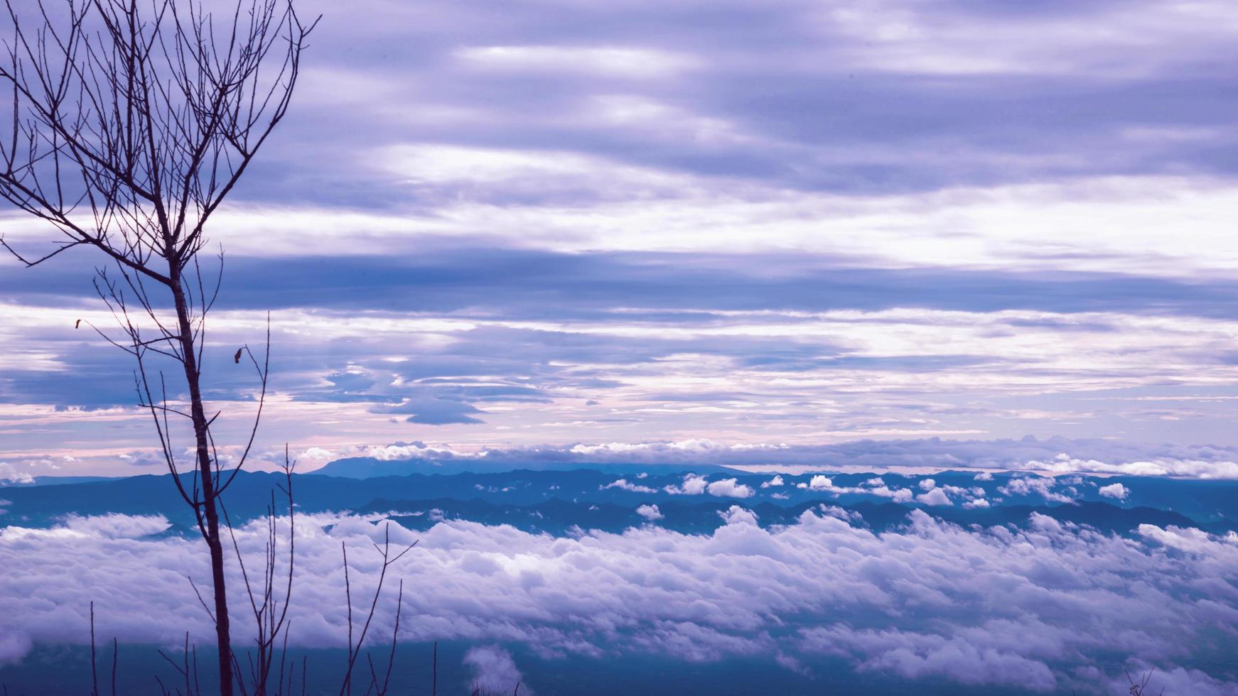 fantastische weiche weiße Wolken vor blauem Himmelshintergrund. unter freiem Himmel foto