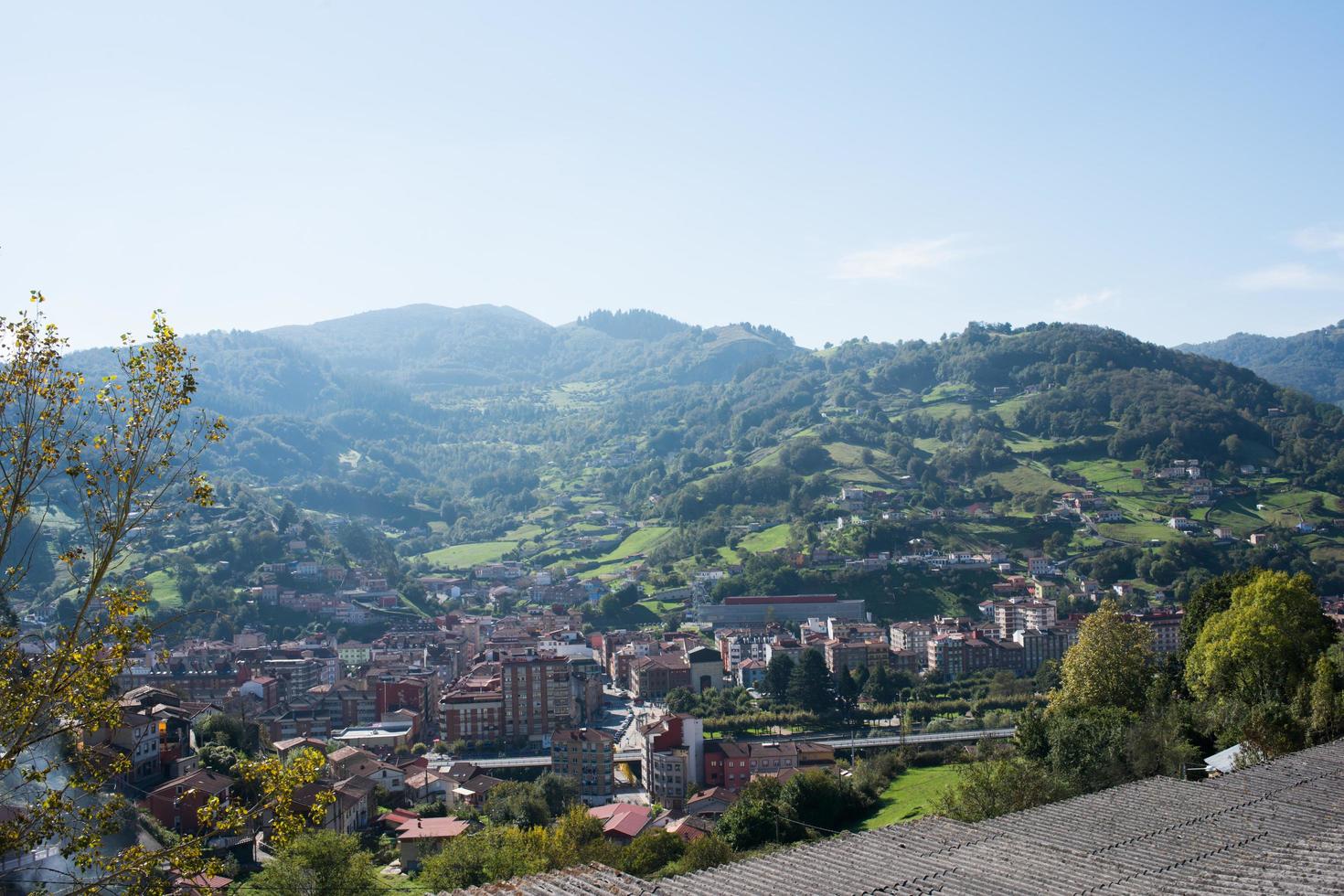 luftaufnahme von el entrego vom friedhof von san andres aus gesehen. sonniger Tag, keine Leute. grüne Berge. Asturien foto