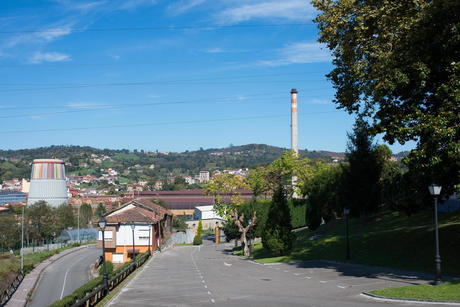 straße nach la felguera, einer industriestadt in langreo. auf der linken seite ein alter bunter industrieturm, der heute musi, ein museum, ist. langreo, asturien foto