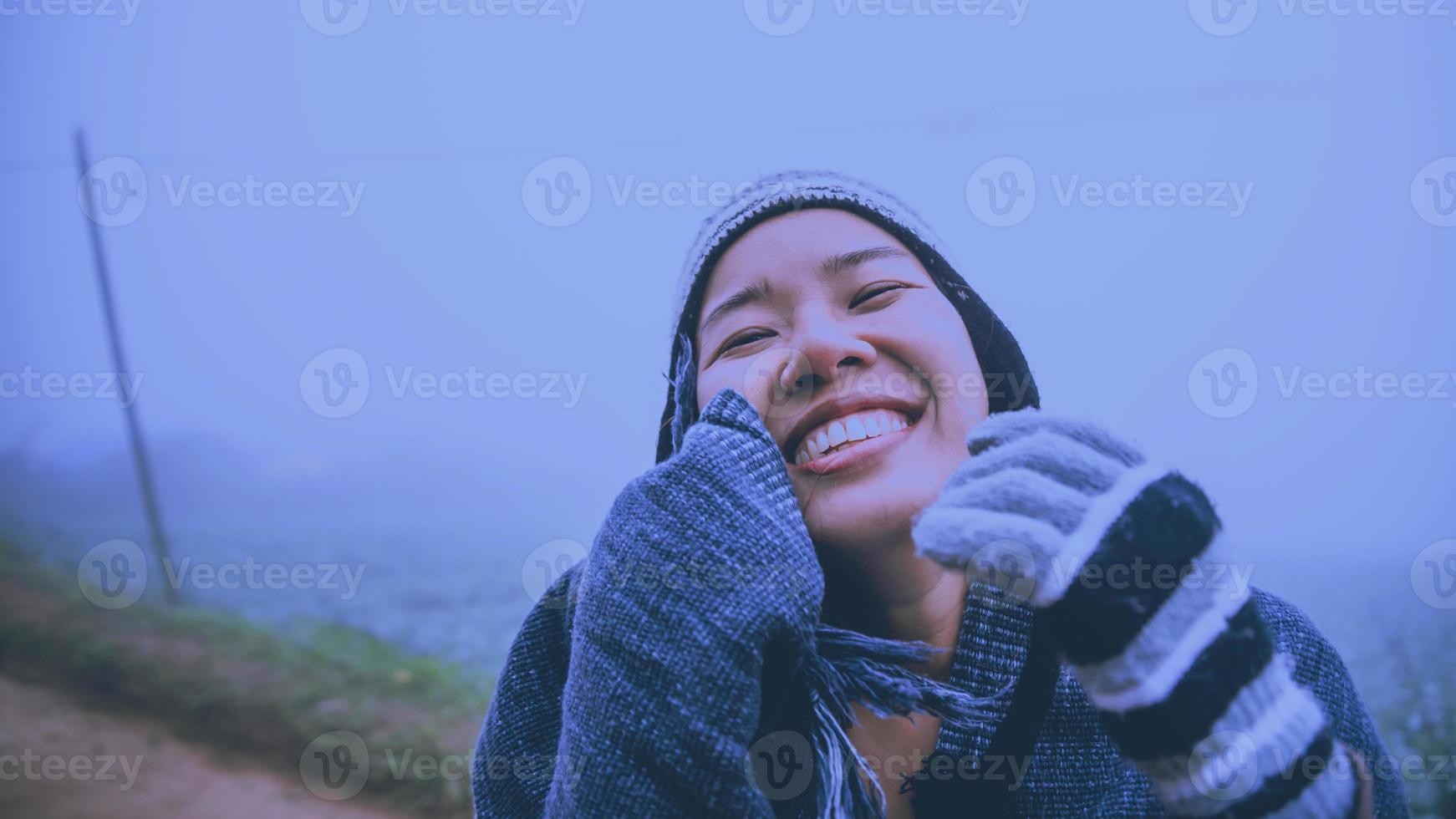 asiatische frauen entspannen sich im urlaub. gerne in den Urlaub reisen. im nebligen Winter foto