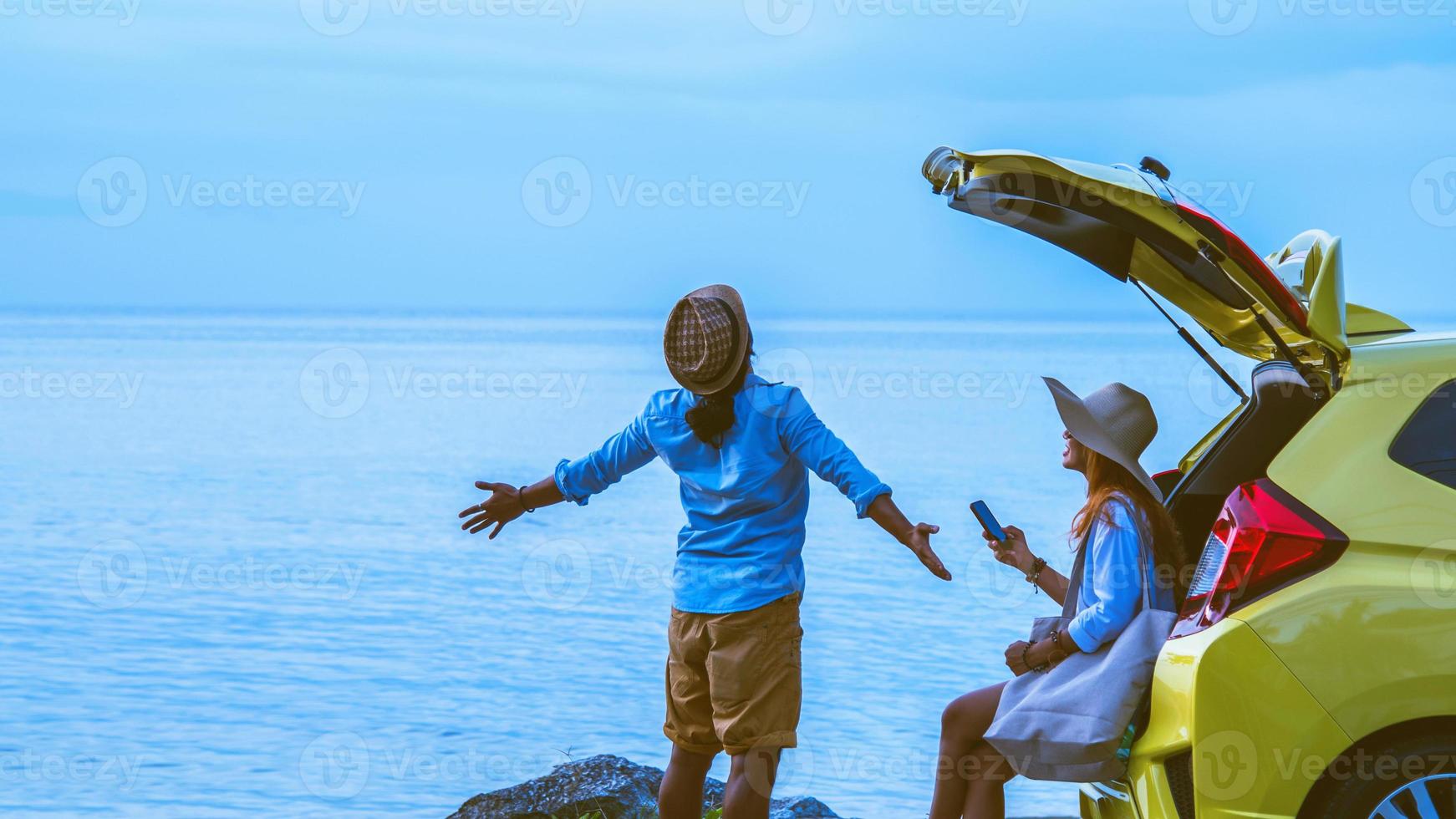 asiatische Liebhaberpaare Frau und Mann reisen Natur. Reisen entspannen. am Strand auf dem Auto sitzen. im Sommer foto