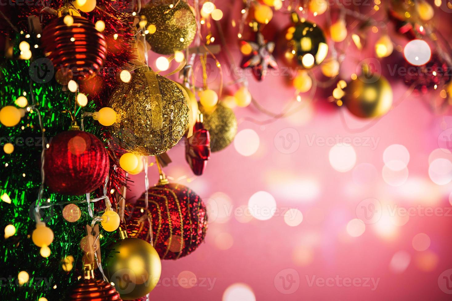 Weihnachtsdekoration Kugeln und Ornamente über abstrakten Bokeh-Hintergrund mit Textfreiraum. Feiertagshintergrundgrußkarte für Weihnachten und neues Jahr. Frohe Weihnachten foto