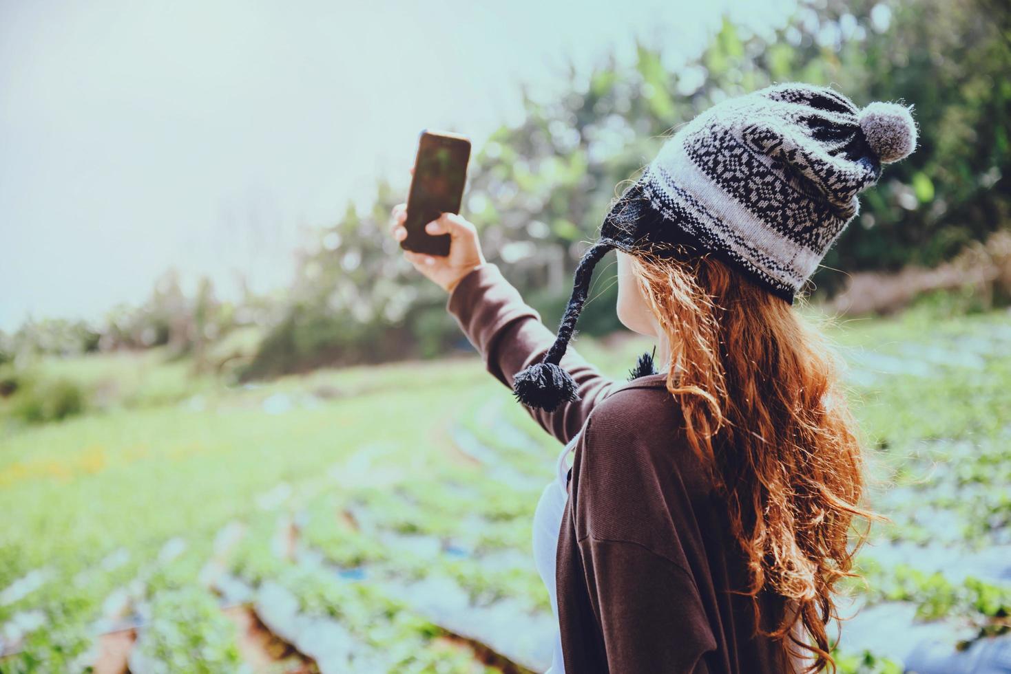 asiatische frauen entspannen sich im urlaub. Standfoto-Selfie in der Erdbeerfarm. Bergpark glücklich. in Thailand foto