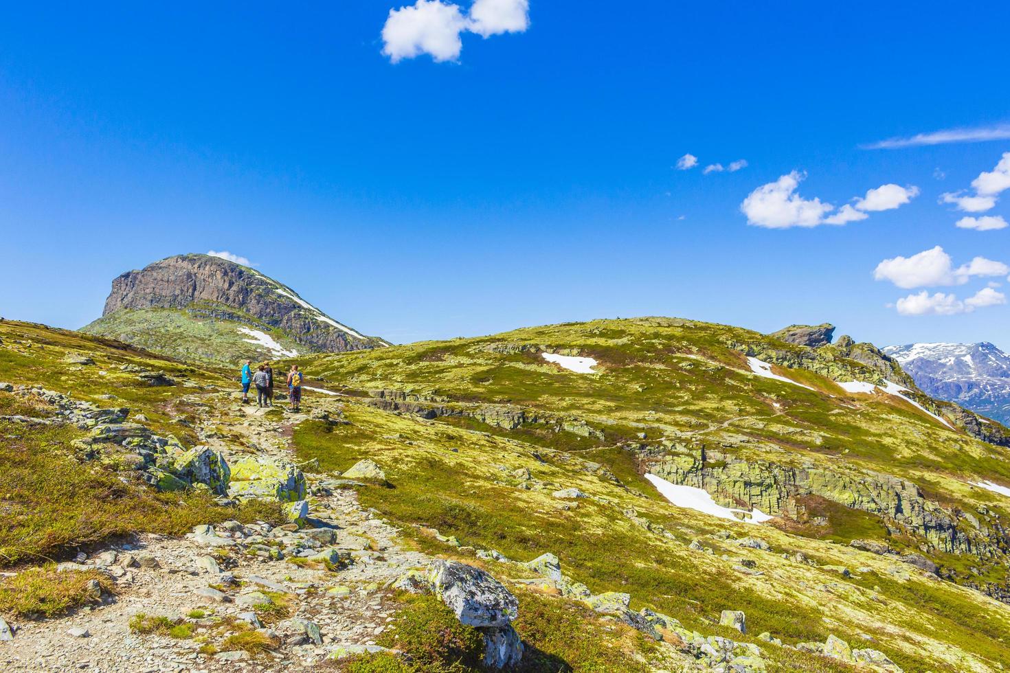 Hemsedal, Norwegen, 6. Juni 2016 - Wanderer am Hydnefossen Wasserfall foto