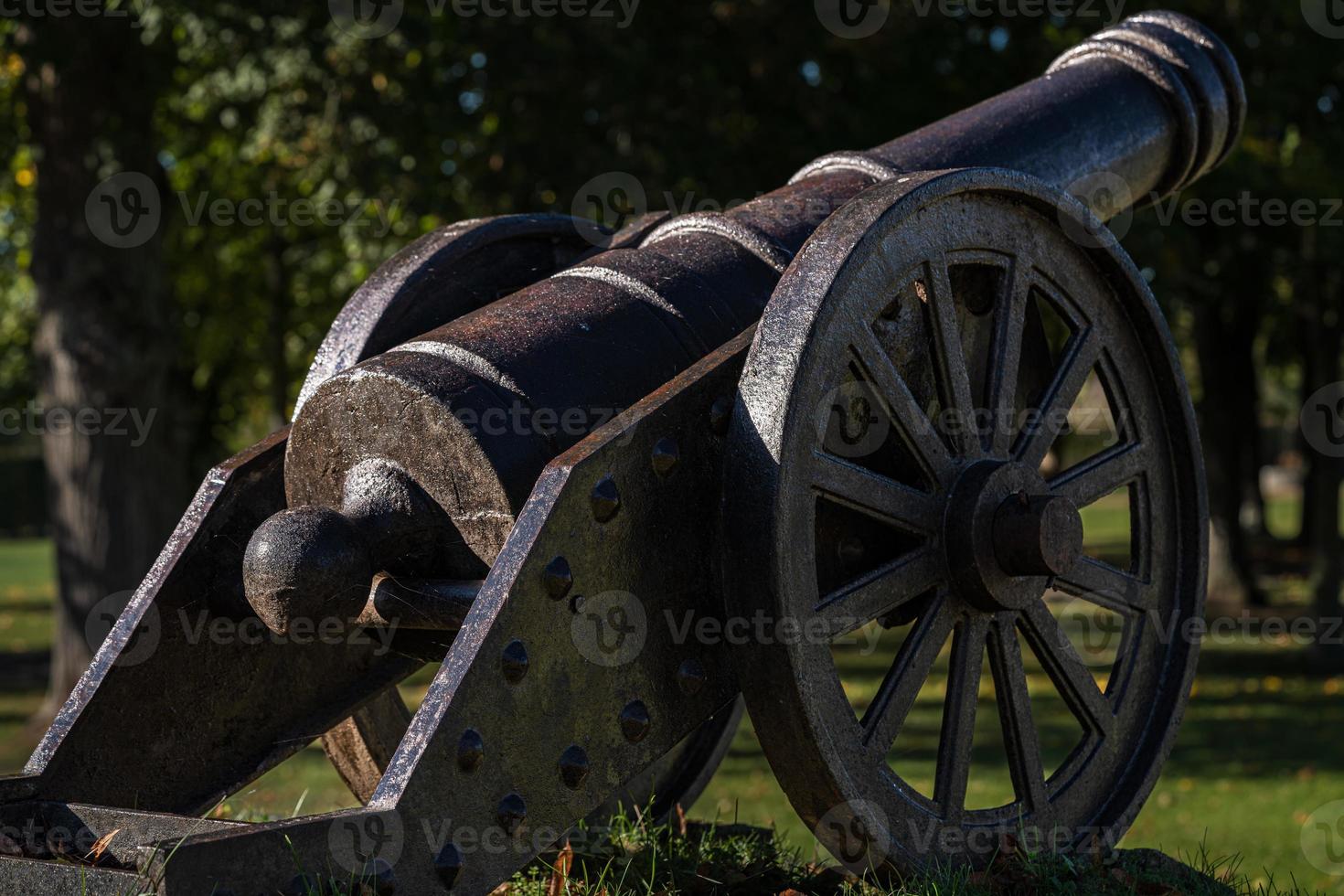 alte Kanone mit Stahlrädern foto