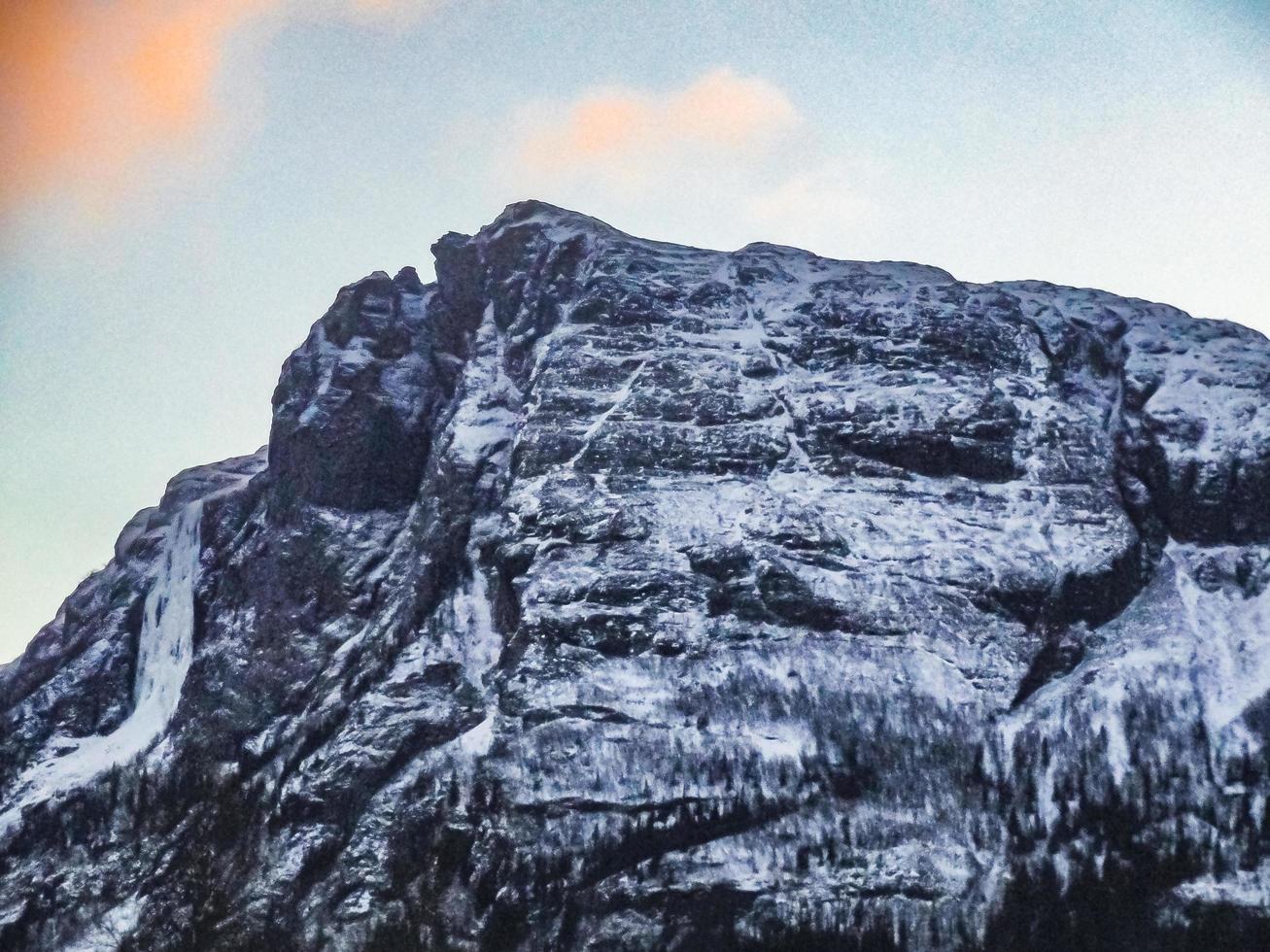 gefrorener wasserfall hydnefossen veslehodn berg in hemsedal, norwegen. foto