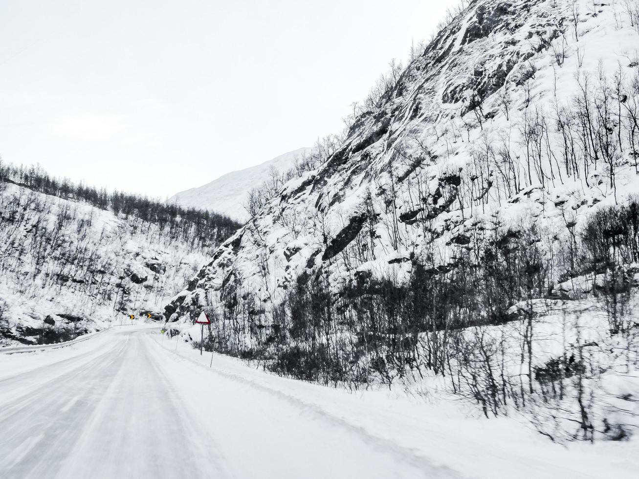 Fahren durch verschneite Straße und Landschaft in Norwegen. foto