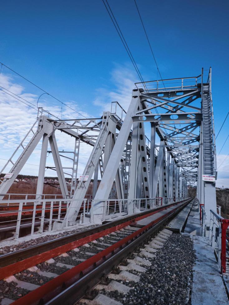 Eisenbahnbrücke aus Metallträgern. foto