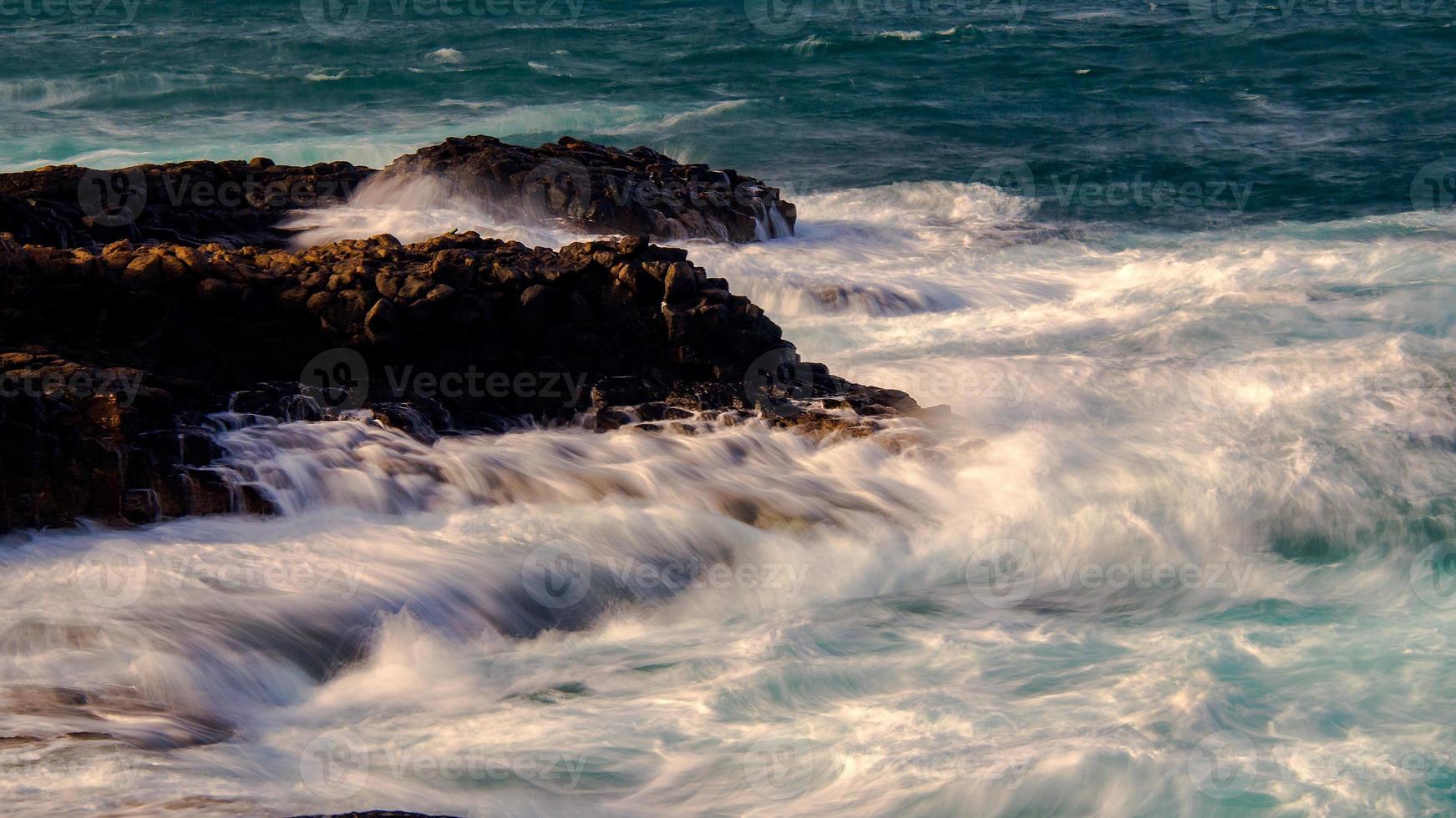 Wellen auf den Laufstegen von Agaete auf der Insel Gran Canaria foto