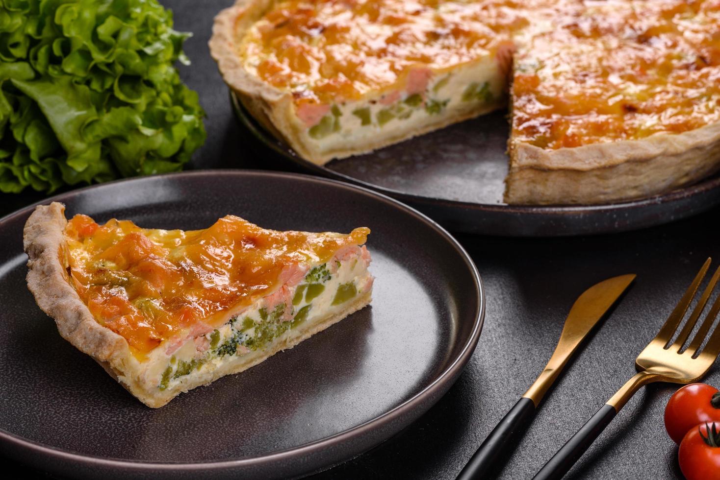 leckere frische Quiche mit Brokkoli, Lachs und Käse foto