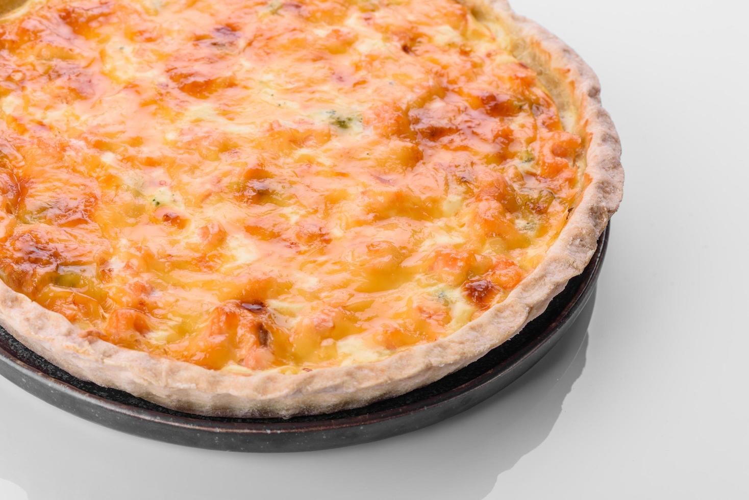 leckere frische Quiche mit Brokkoli, Lachs und Käse foto