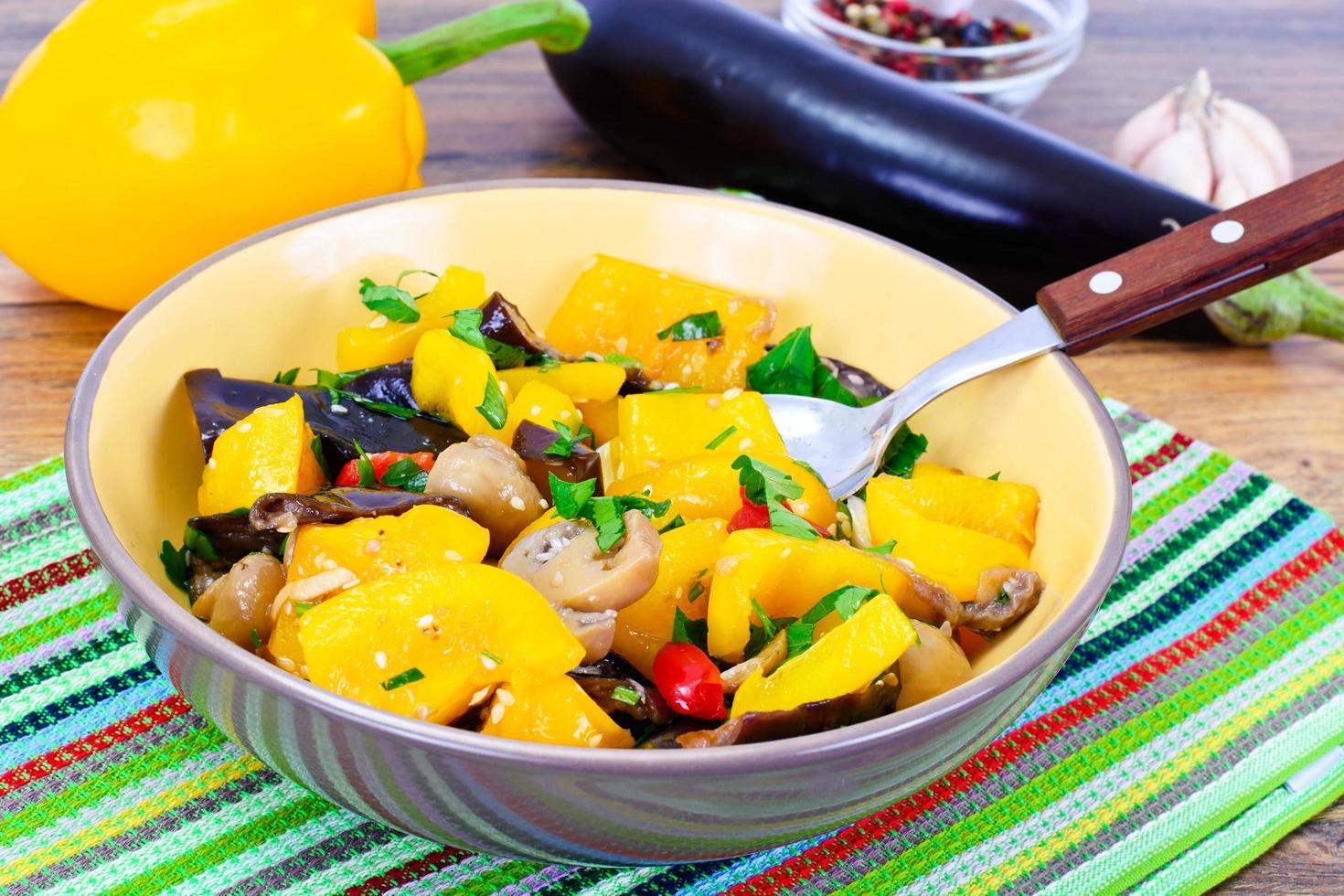 Auberginensalat mit Paprika foto