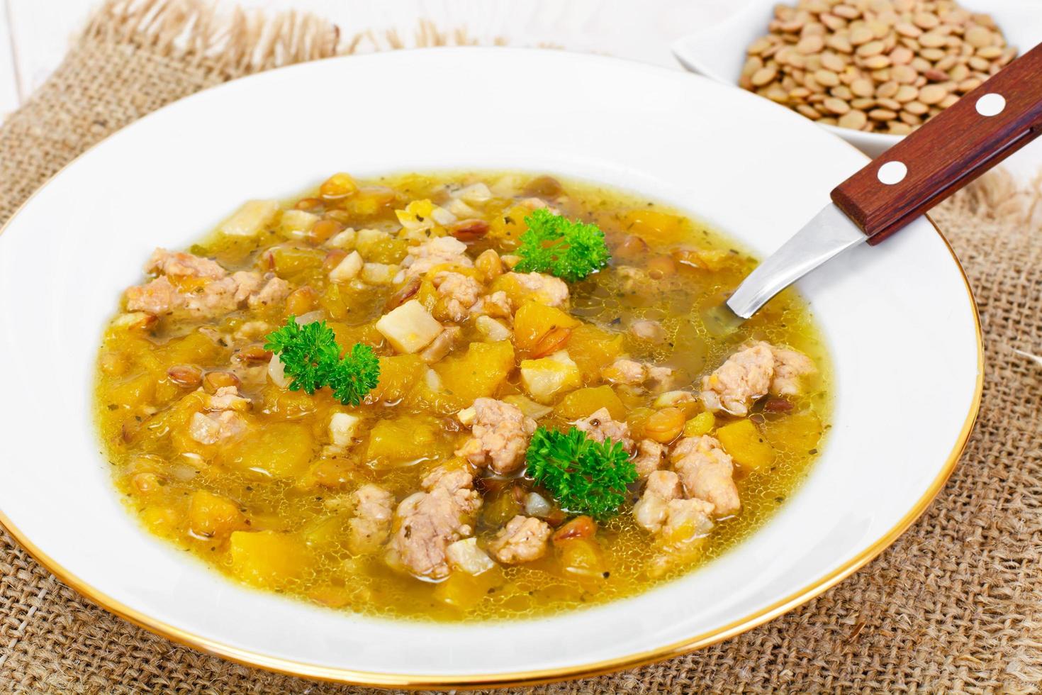 Linsensuppe mit Hackfleisch, Sellerie, Kürbis, Zwiebel foto