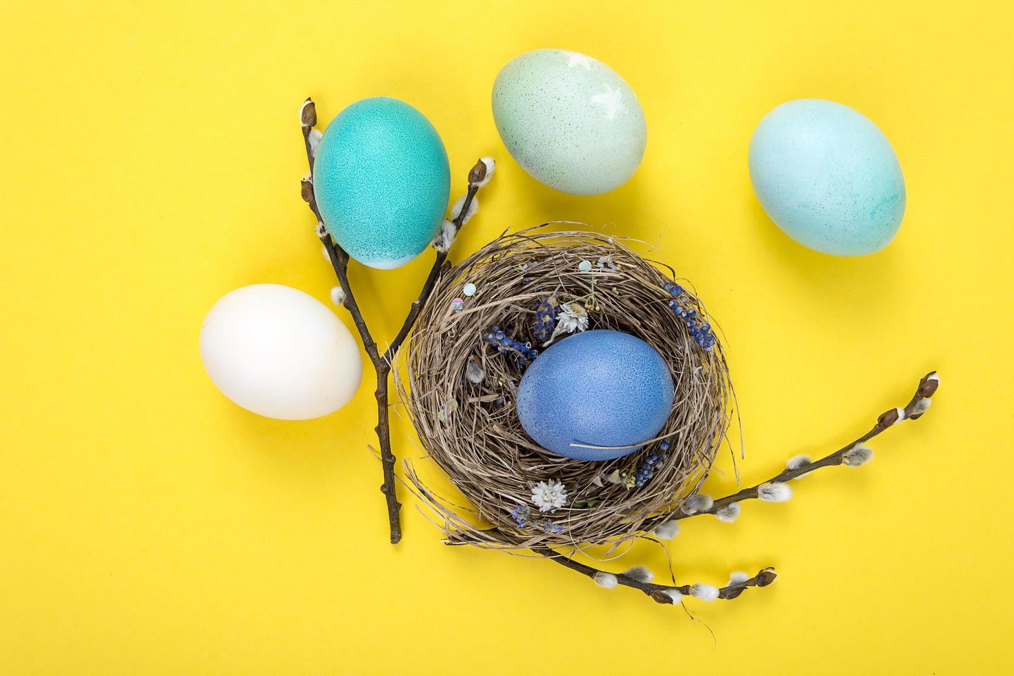 bunter Hintergrund mit Ostereiern auf gelbem Hintergrund. Frohe Ostern-Konzept. kann als Poster, Hintergrund, Weihnachtskarte verwendet werden foto