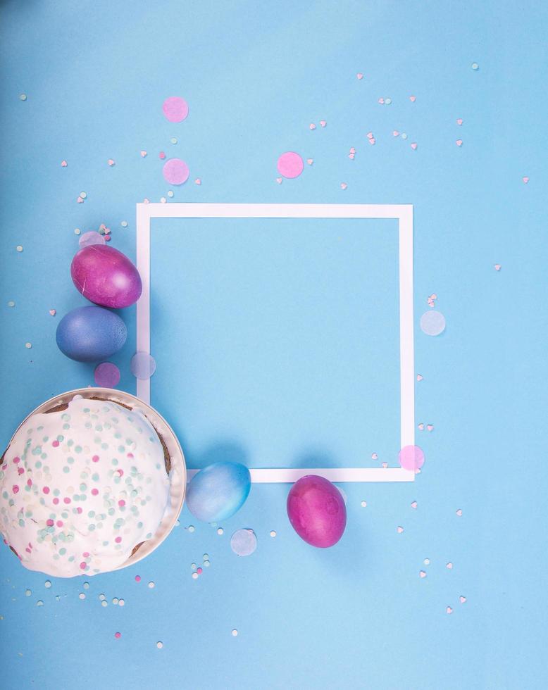 bunter Hintergrund mit Ostereiern auf blauem Hintergrund. Frohe Ostern-Konzept. kann als Poster, Hintergrund, Weihnachtskarte verwendet werden foto