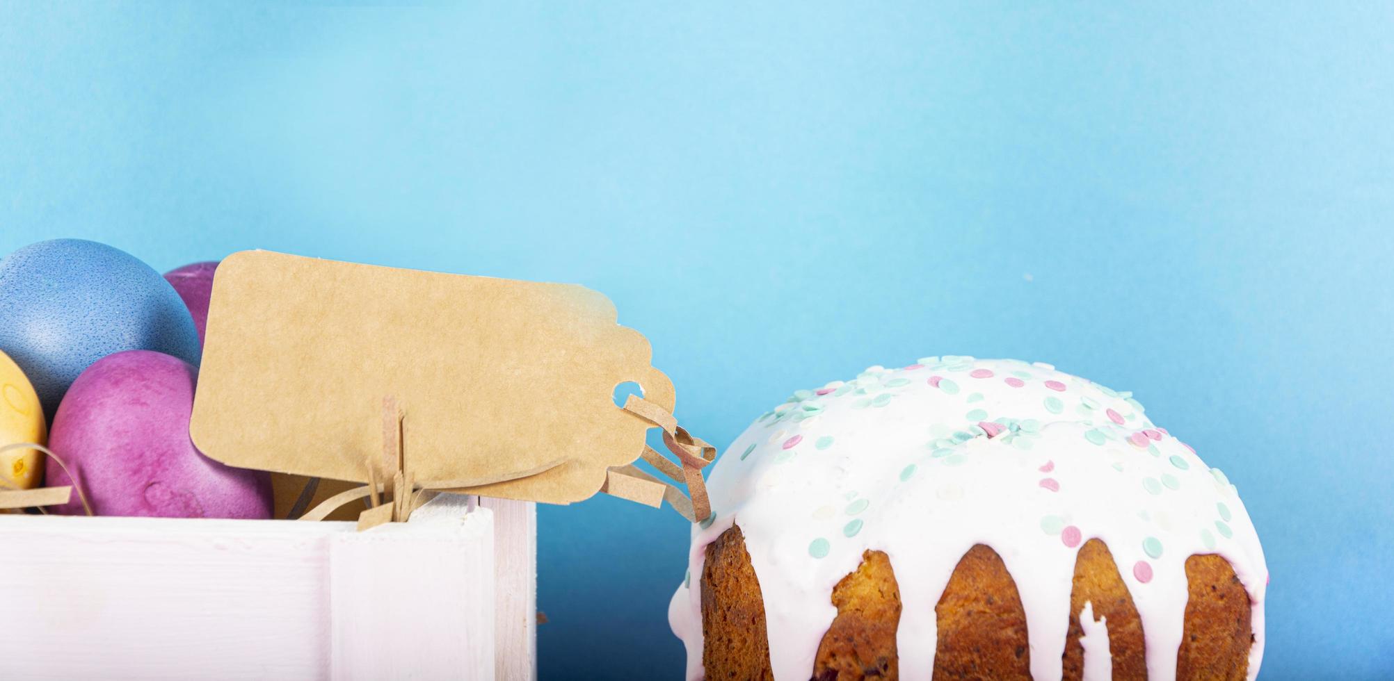 bunter Hintergrund mit Ostereiern auf blauem Hintergrund. Frohe Ostern-Konzept. kann als Poster, Hintergrund, Weihnachtskarte verwendet werden. flach legen, draufsicht, kopierraum. Studiofoto foto