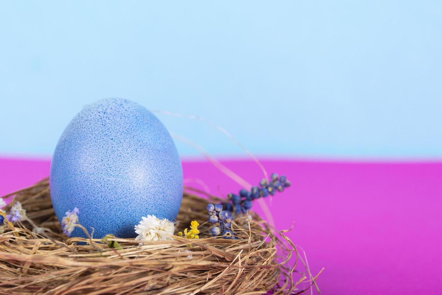 bunter Hintergrund mit Ostereiern auf rosa Hintergrund. Frohe Ostern-Konzept. kann als Poster, Hintergrund, Weihnachtskarte verwendet werden. flach legen, draufsicht, kopierraum. Studiofoto foto