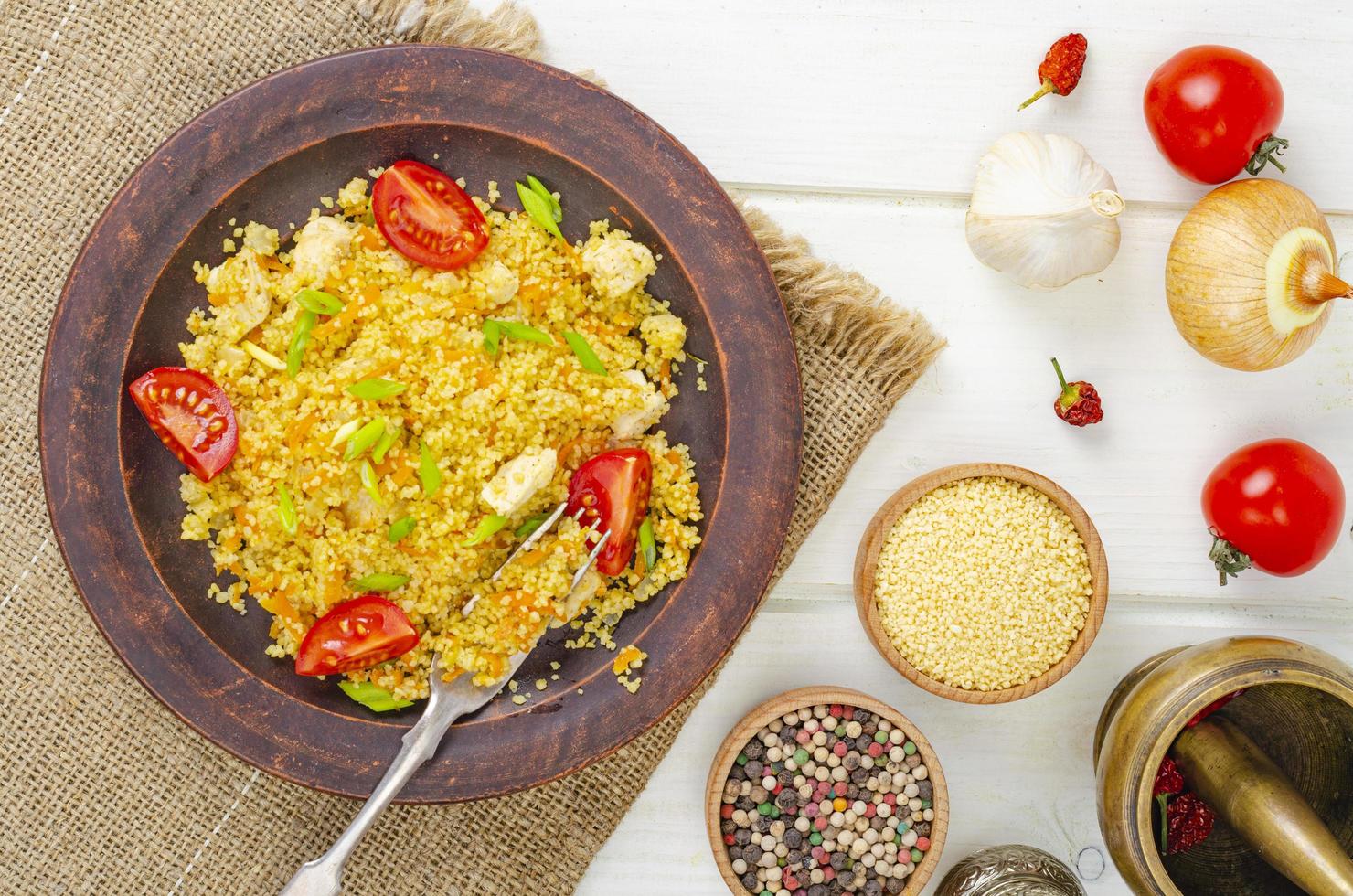 gesundes Essen. Couscous mit Hühnerfleisch und Gemüse. Studiofoto foto