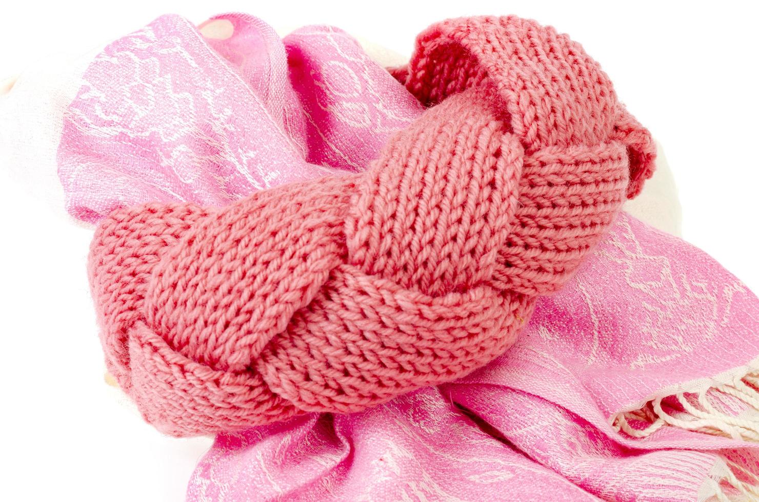 schönes rosa Stirnband, aus Fäden gestrickt. Studiofoto foto