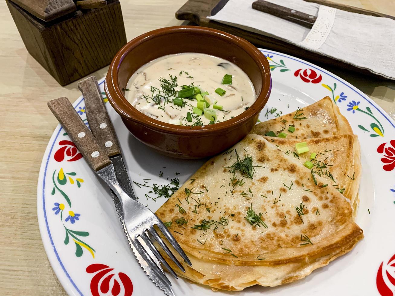 Mittagessen im Café. leckere Pfannkuchen mit Pilzsauce foto