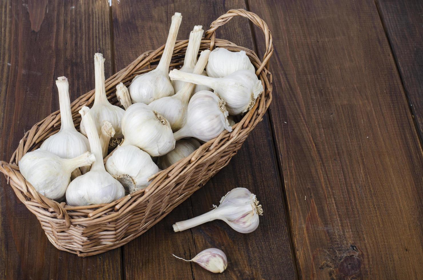 Weidenkorb mit frischem Knoblauch aus biologischem Anbau foto