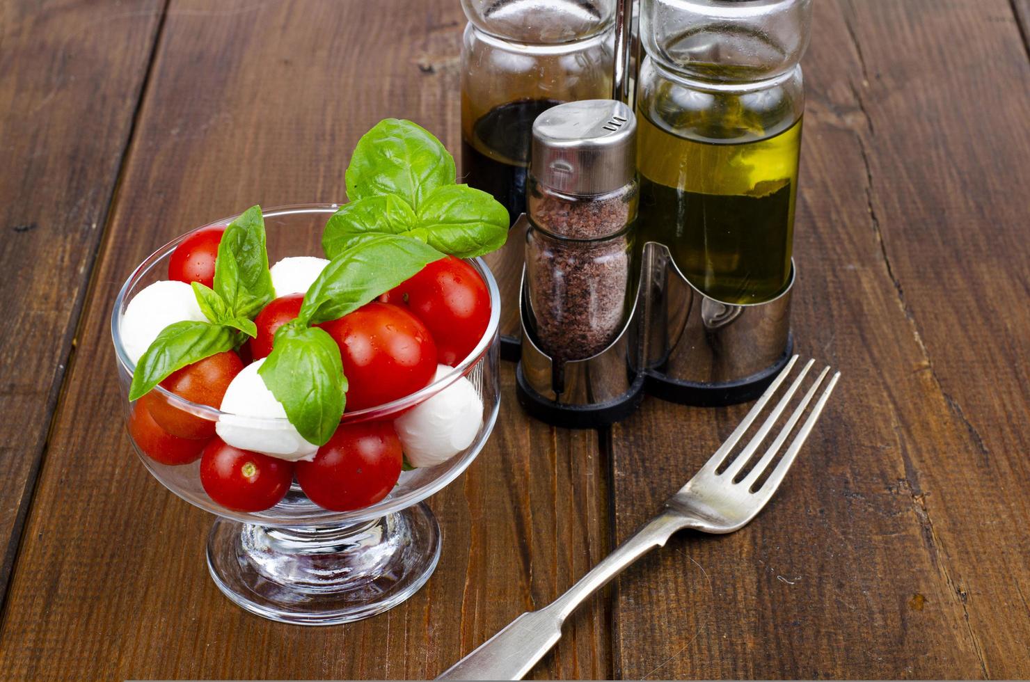 der Caprese-Salat im Glas. Studiofoto. foto