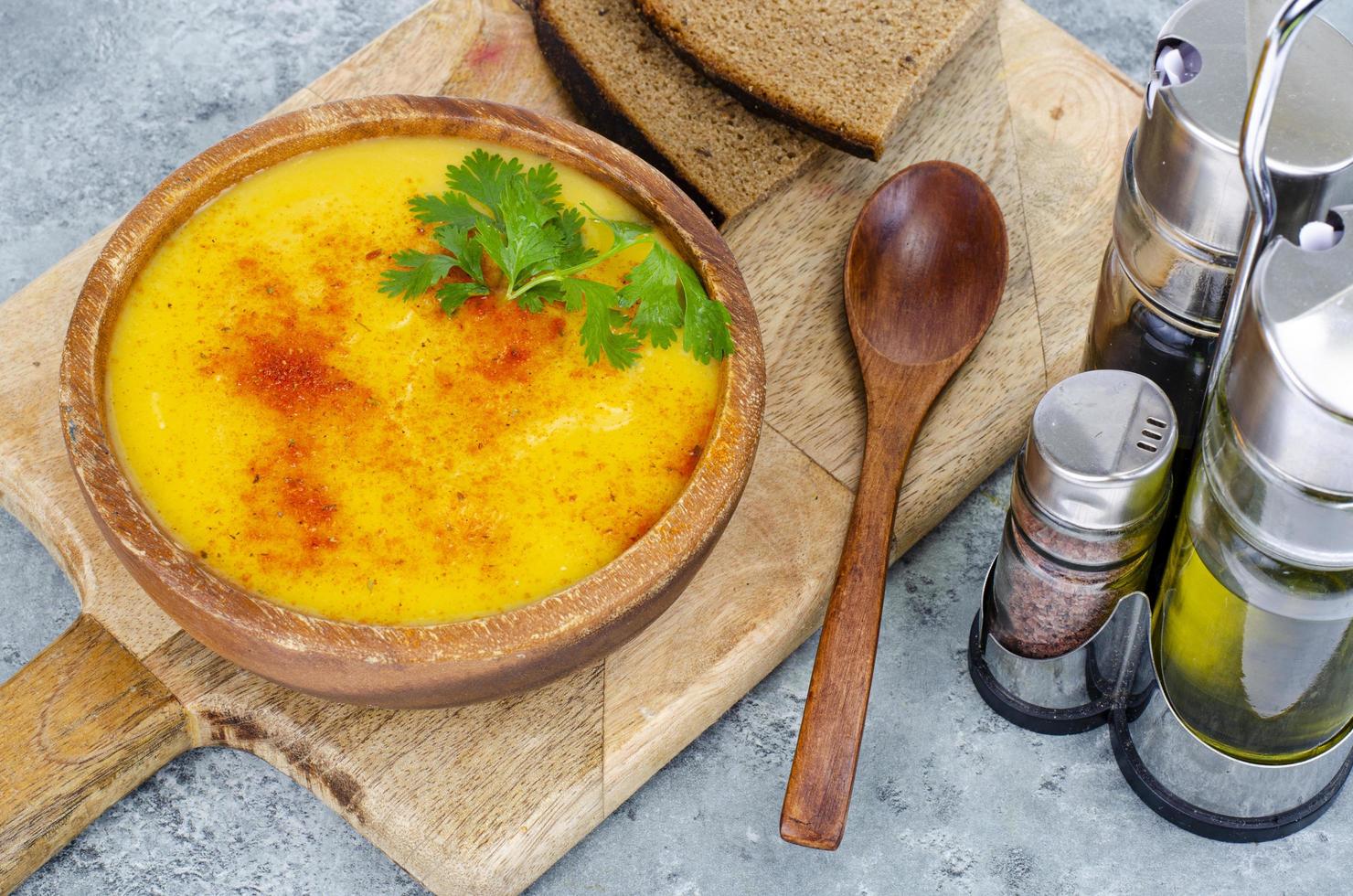 würzige Kürbispüreesuppe mit Curry und Safran. Studiofoto. foto