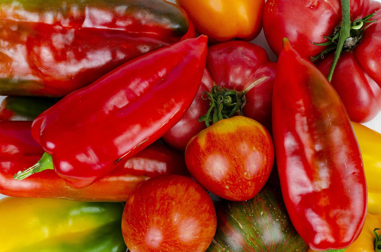 Bio-bunte Paprika und Tomaten auf dem Marktplatz. foto