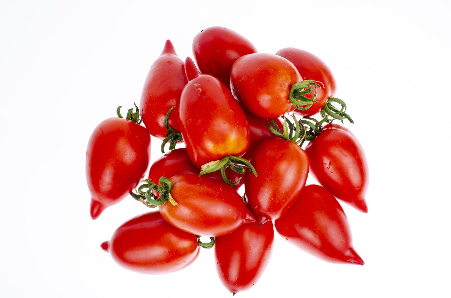 frische reife Bio-Tomaten auf weißem Hintergrund. Studiofoto. foto