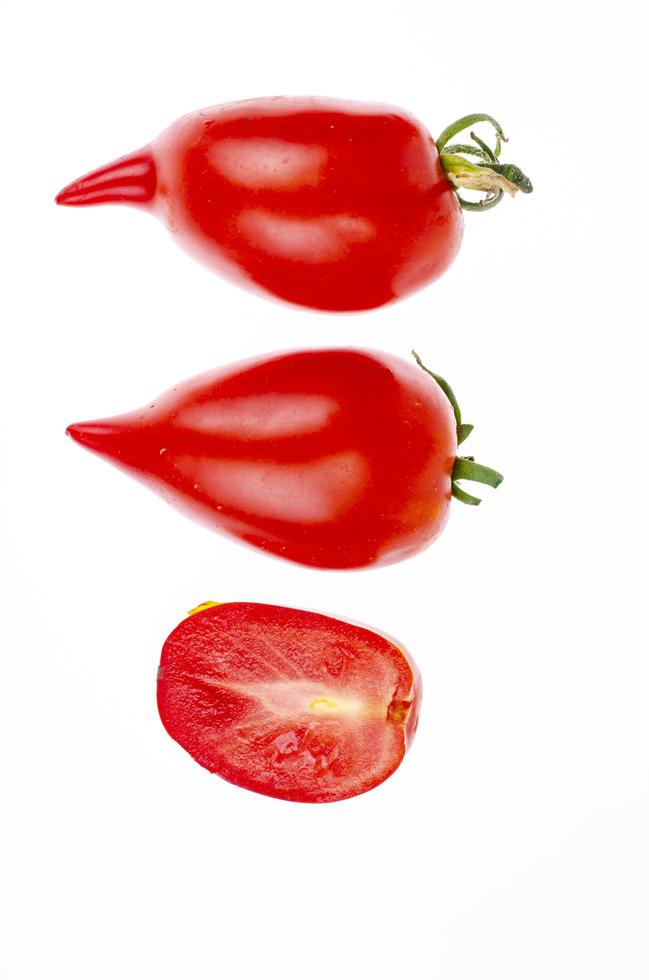 frische reife Bio-Tomaten auf weißem Hintergrund. Studiofoto. foto