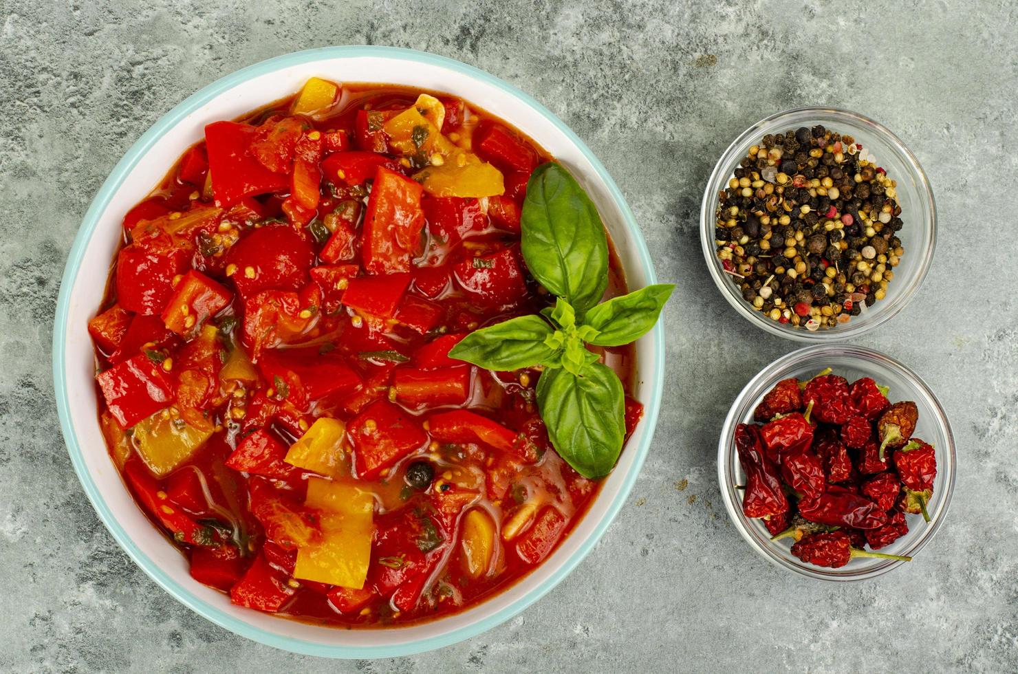 Gemüsegericht aus gedünsteten Paprika und Tomaten, Lecho, vegetarisches Menü. Studiofoto. foto