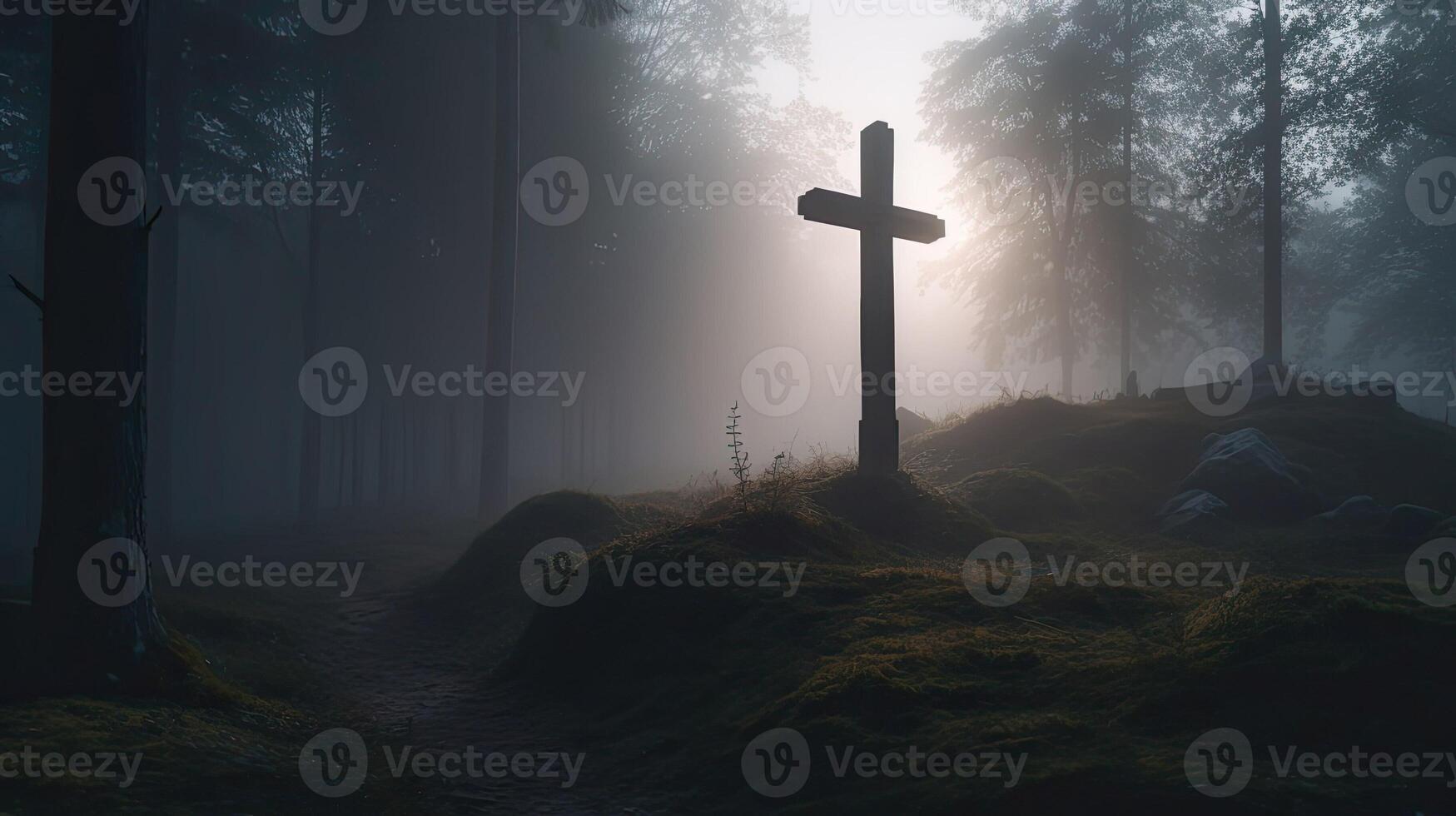 Kreuz im Mitte von neblig Wald. Christian Symbol unter Felsen und Bäume. Konzept von finden das Weg und Glaube. foto